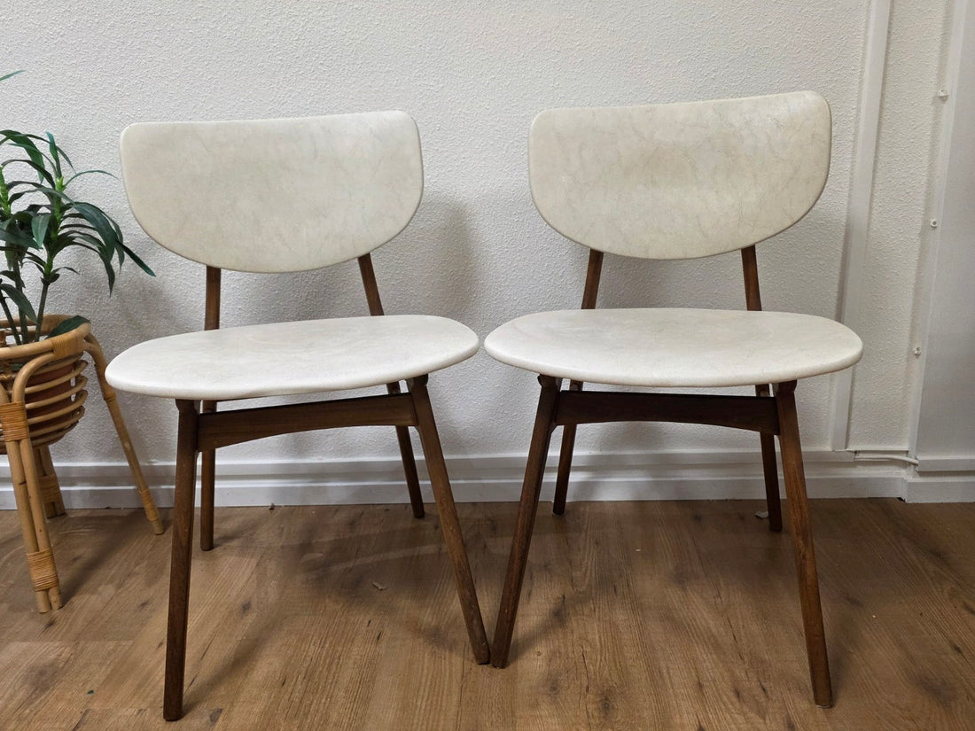 Set van twee houten stoelen met crèmekleurige bekleding, vooraanzicht