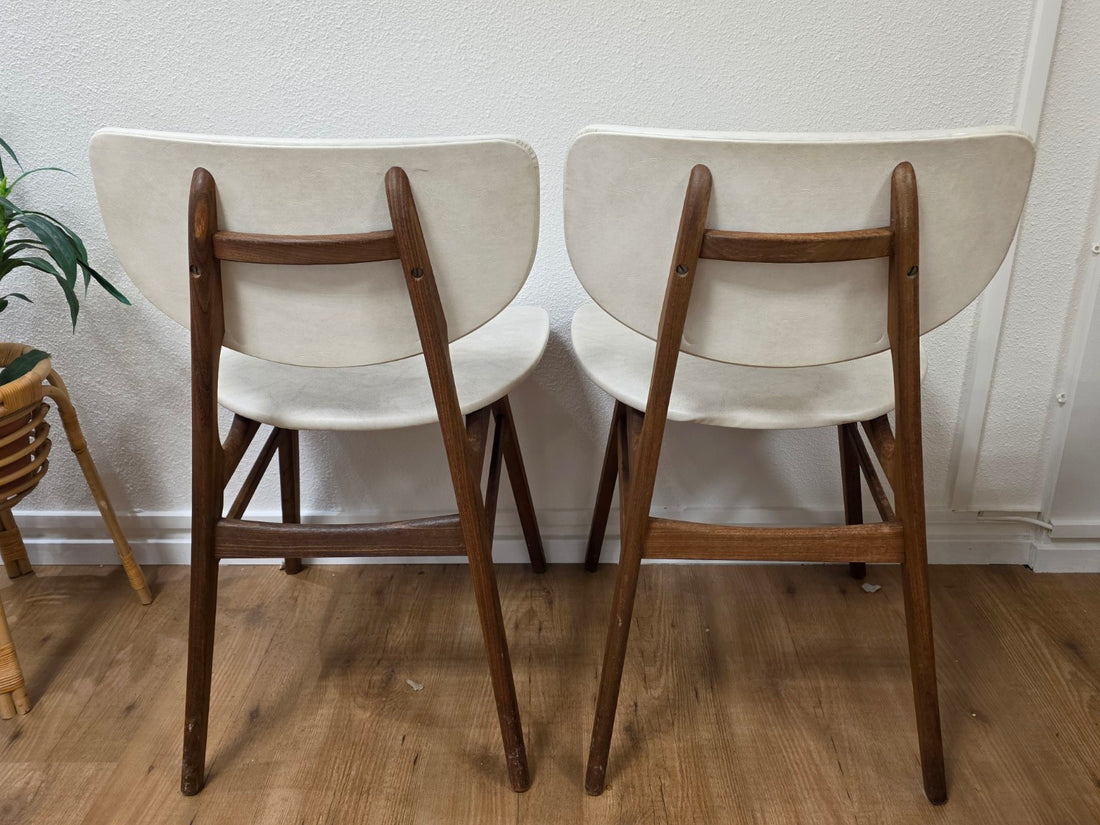 Achterzijde van de twee stoelen met houten frame en gebogen rugleuningen