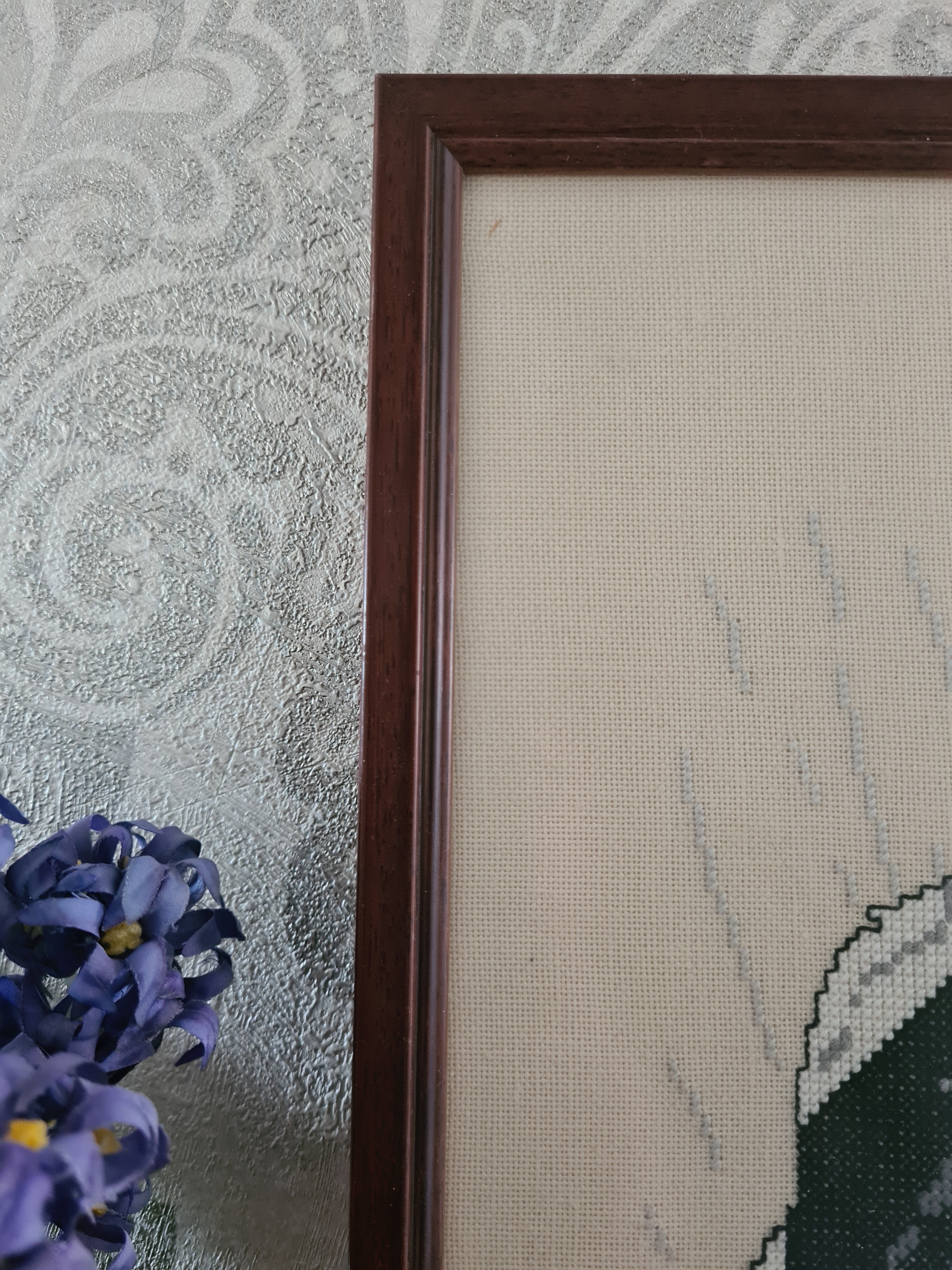 Ingelijst borduurwerk Ot & Sien onder moeders paraplu