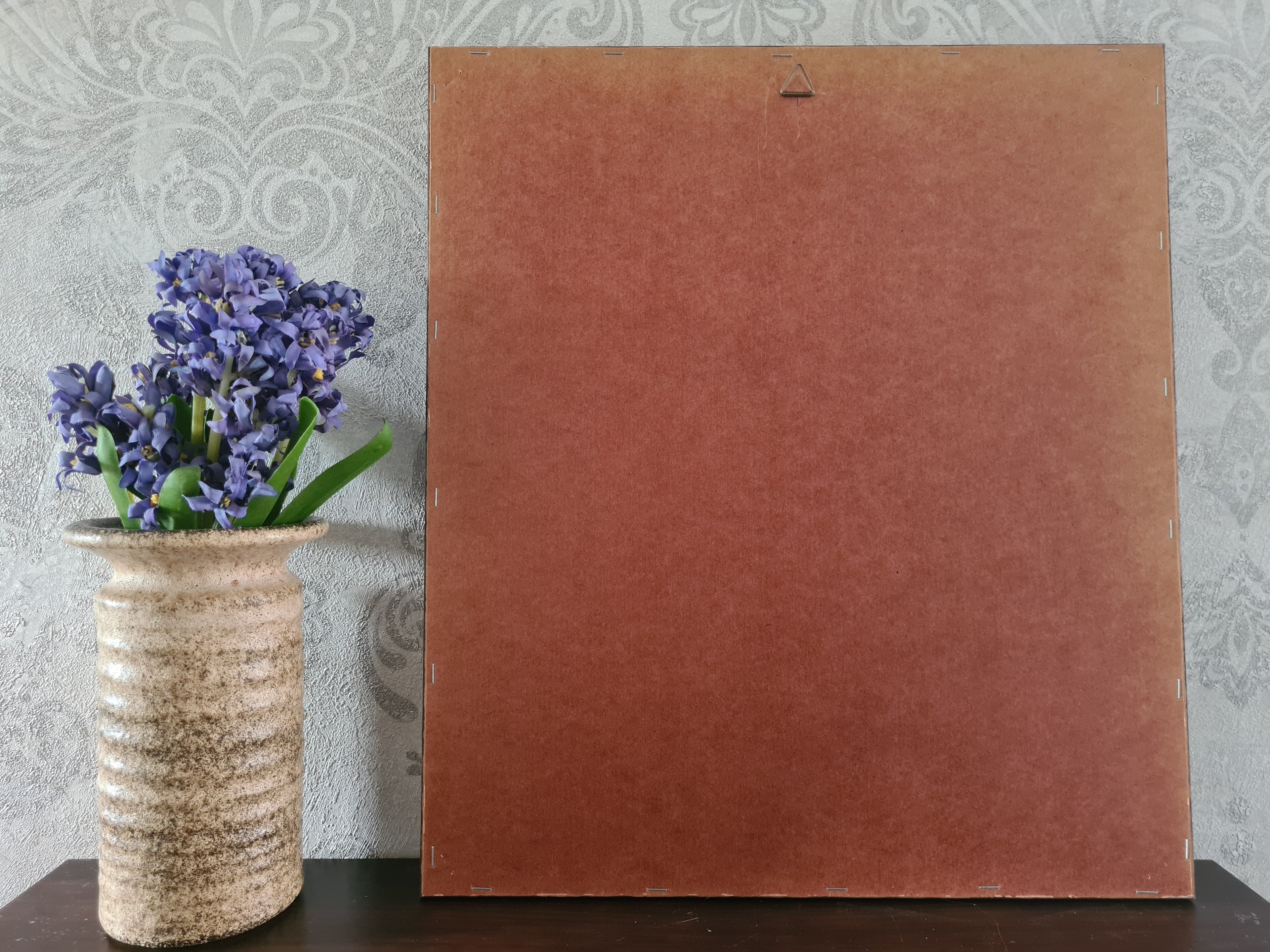 Ingelijst borduurwerk Ot & Sien onder moeders paraplu