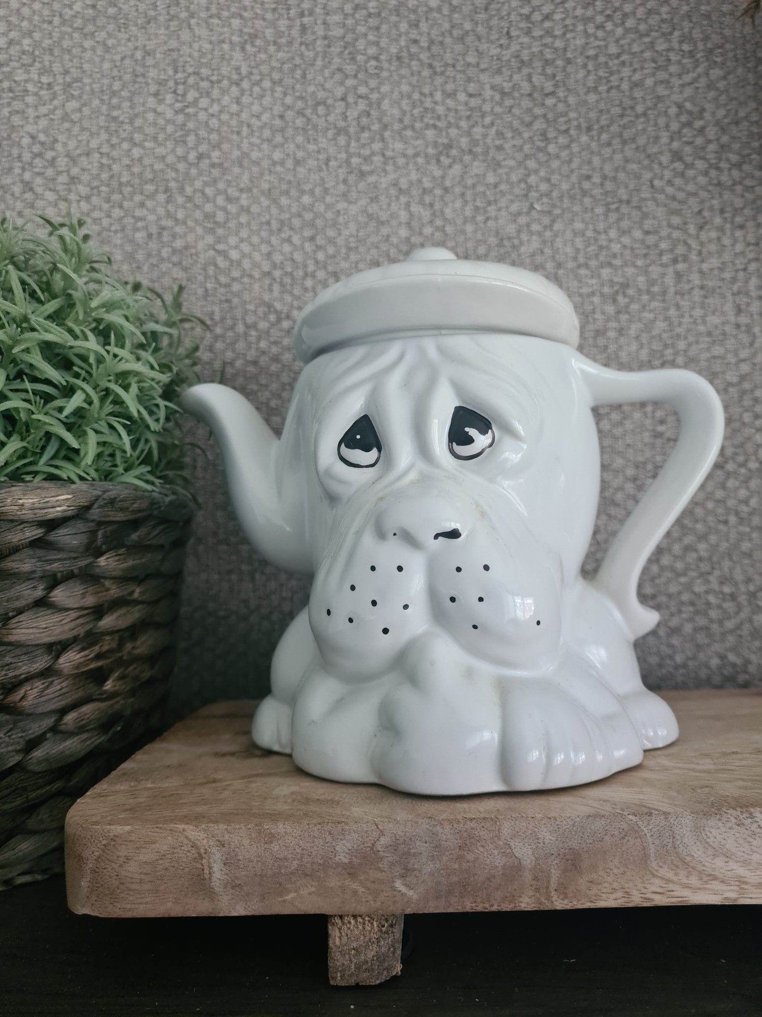 Witte theepot / koffiepot hond met pet