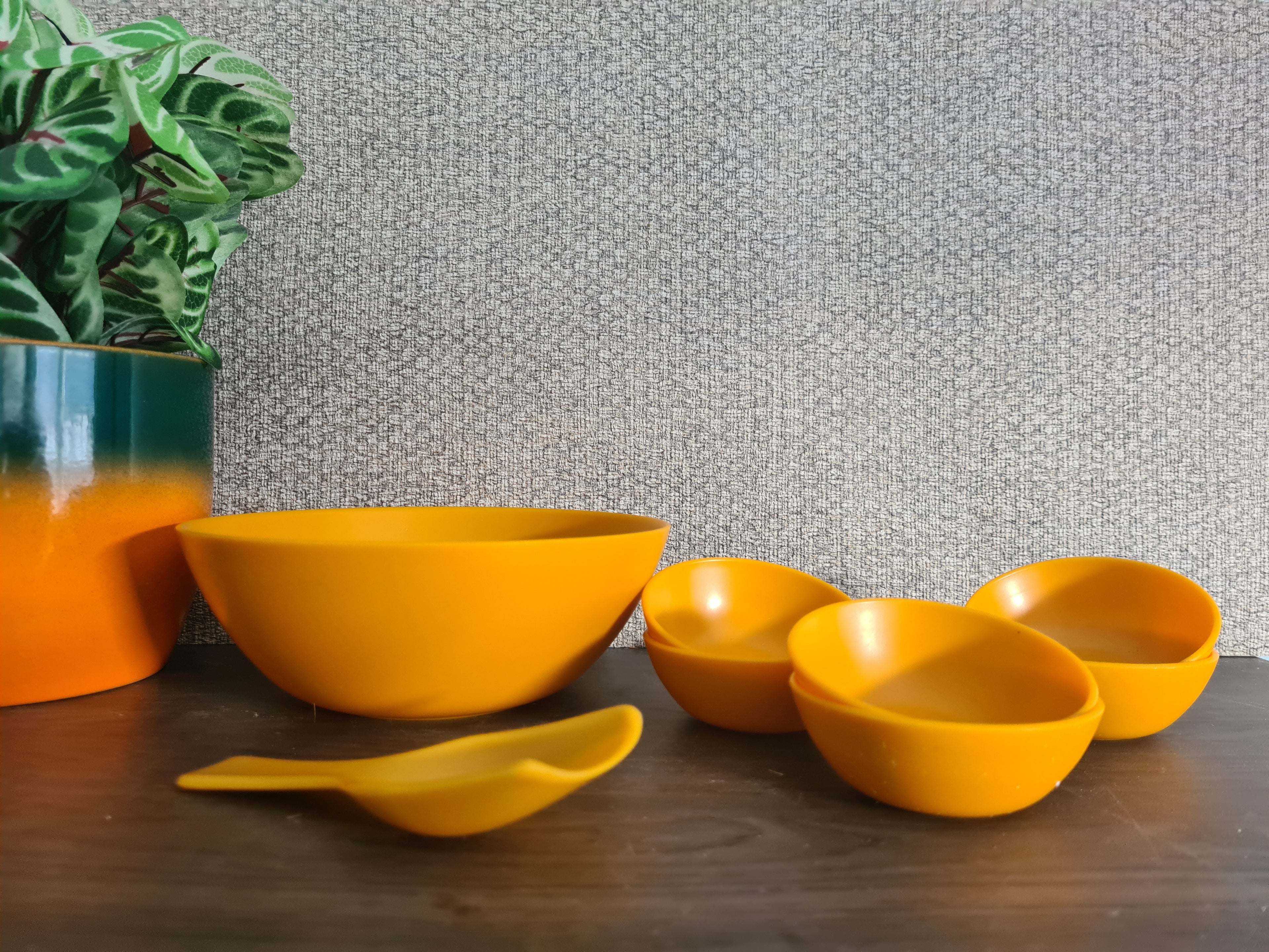 Vintage kunststof okergele pinda schalen set