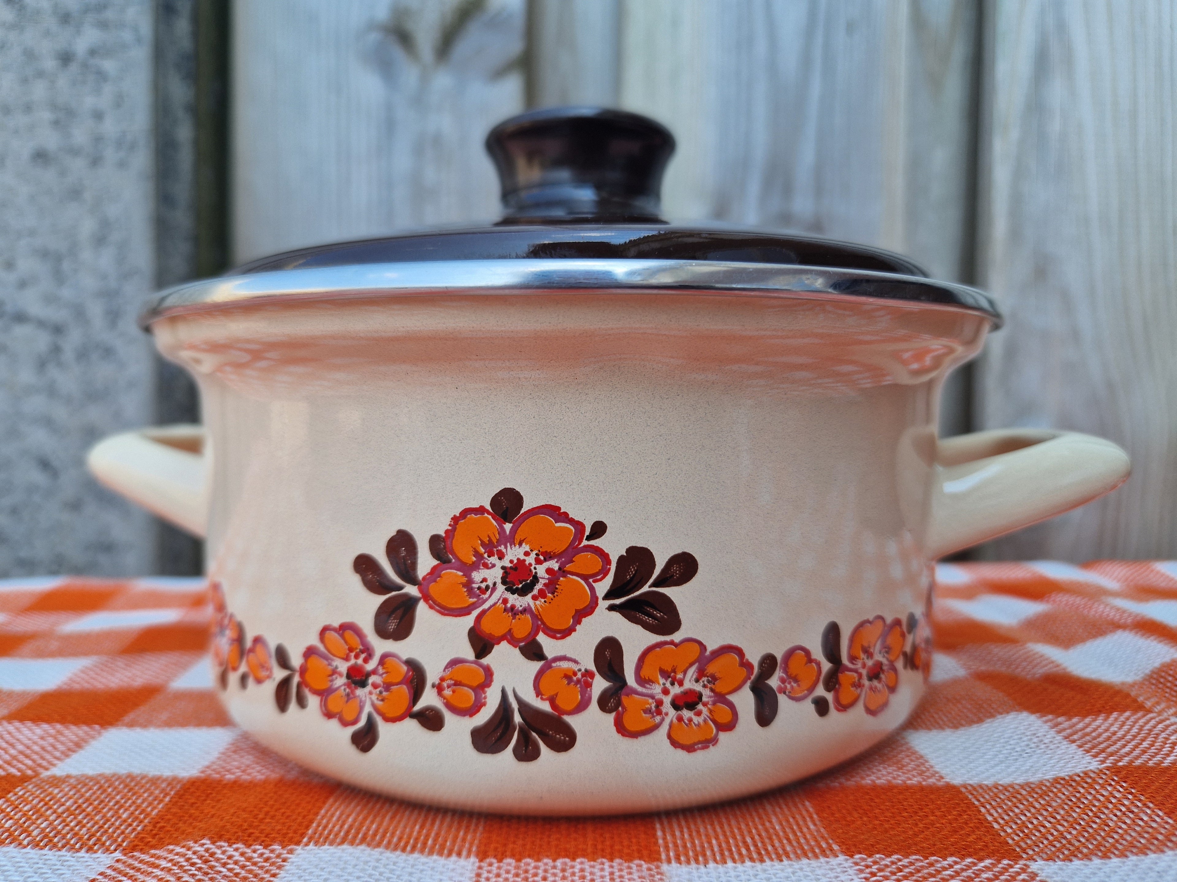 Emaille pan met oranje bloemen