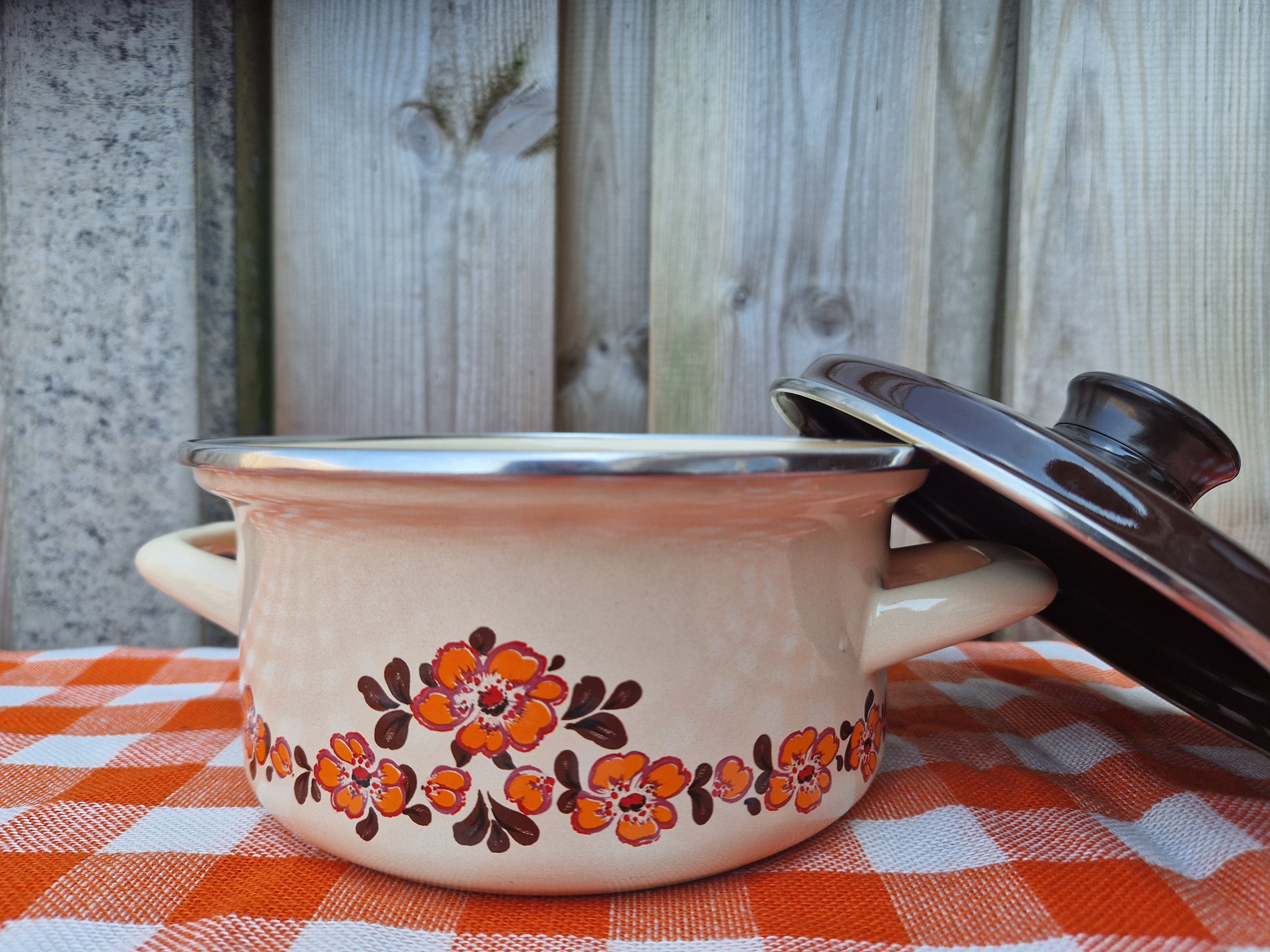 Emaille pan met oranje bloemen