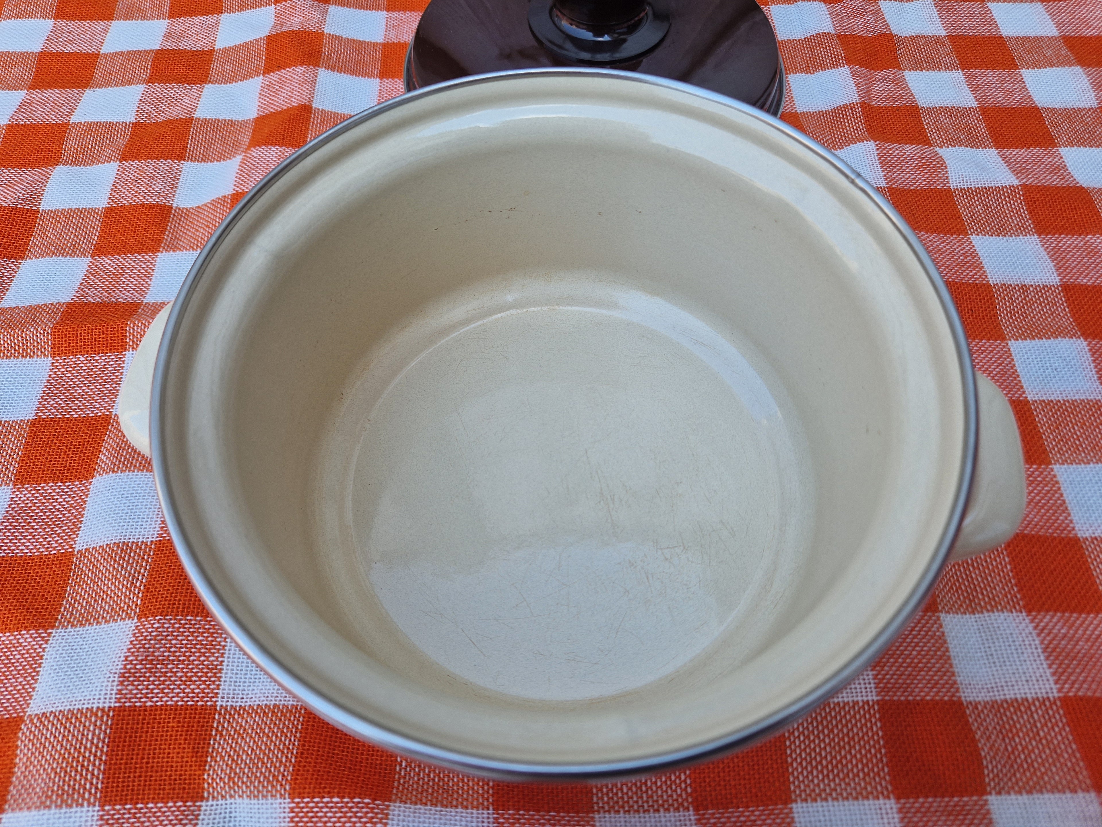 Emaille pan met oranje bloemen