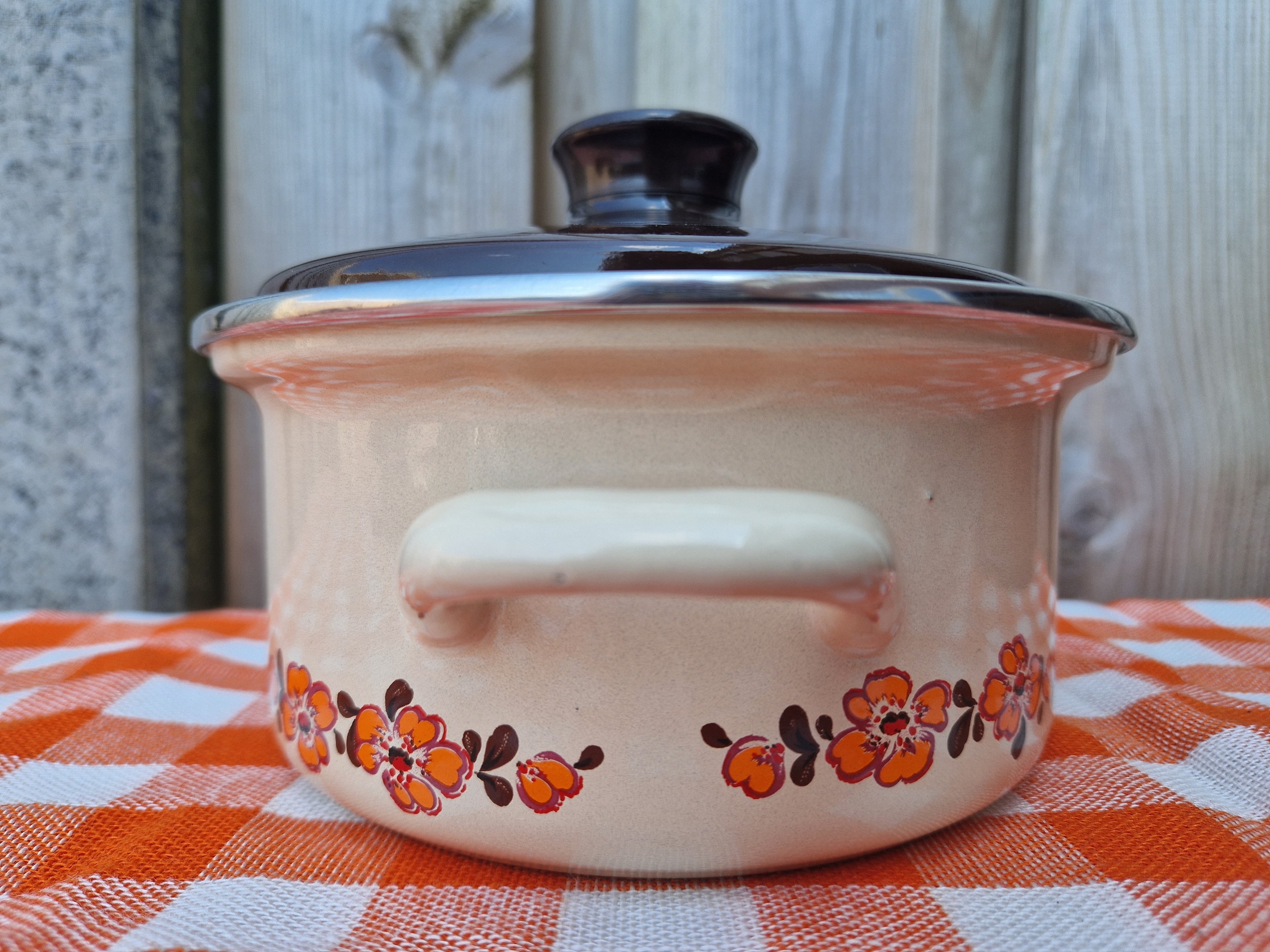 Emaille pan met oranje bloemen