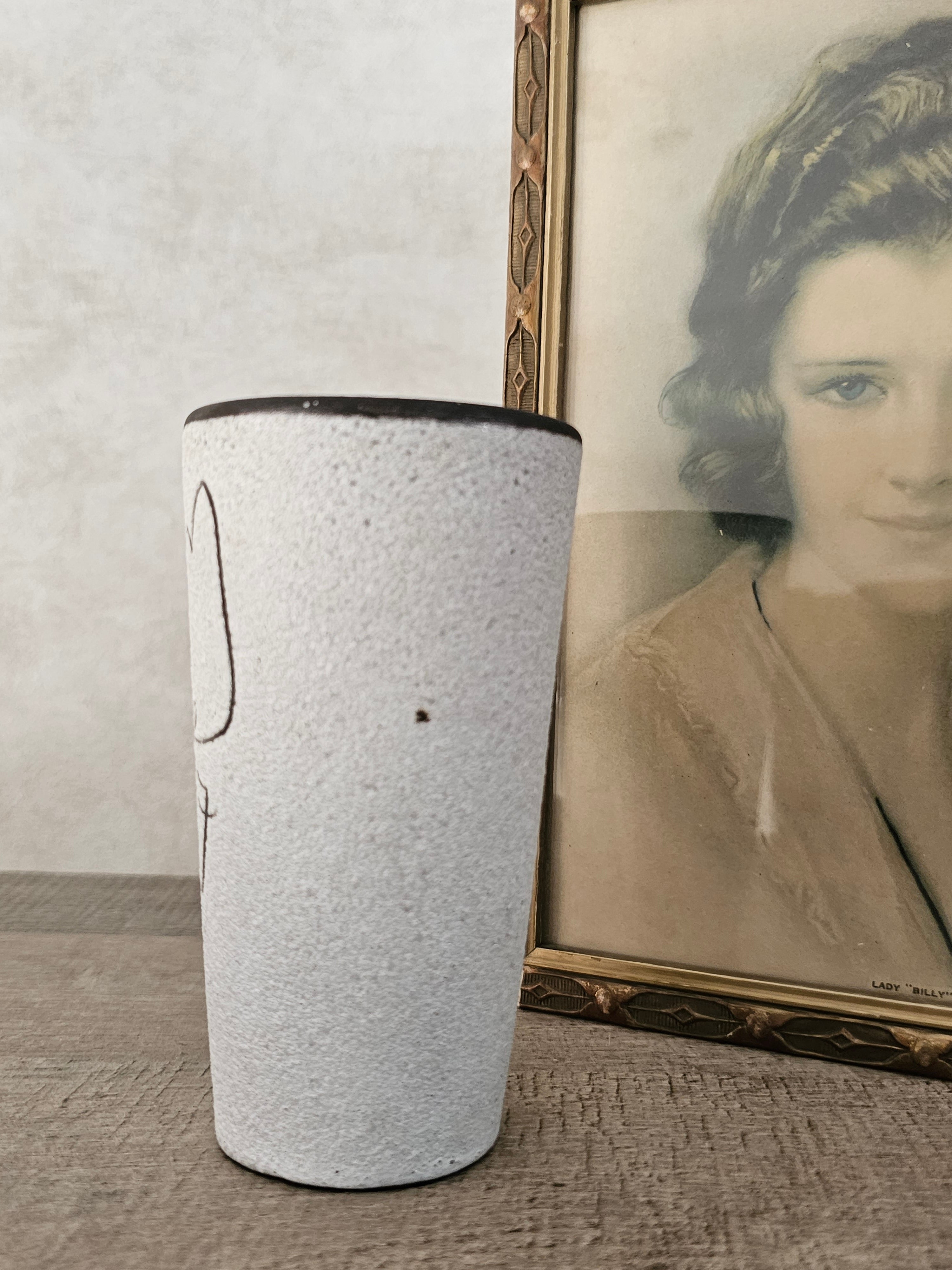 van Aalten (Couzijn & Pool) vaasje met vrouwenhoofd