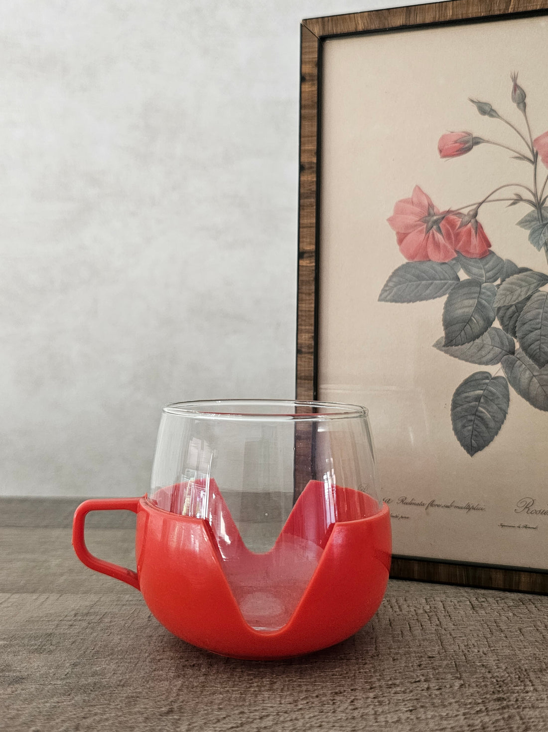 Thee glas in rode houder