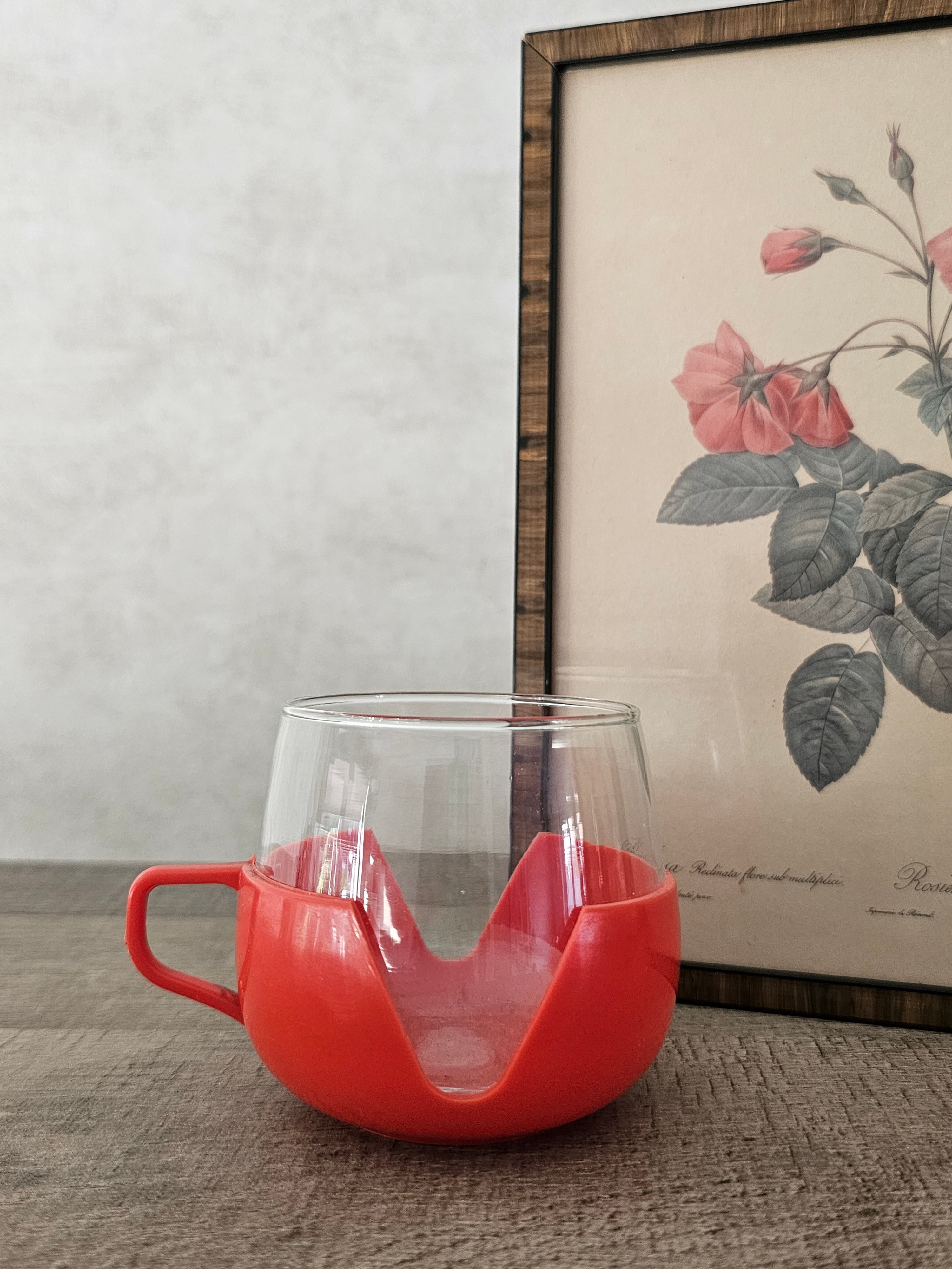 Thee glas in rode houder