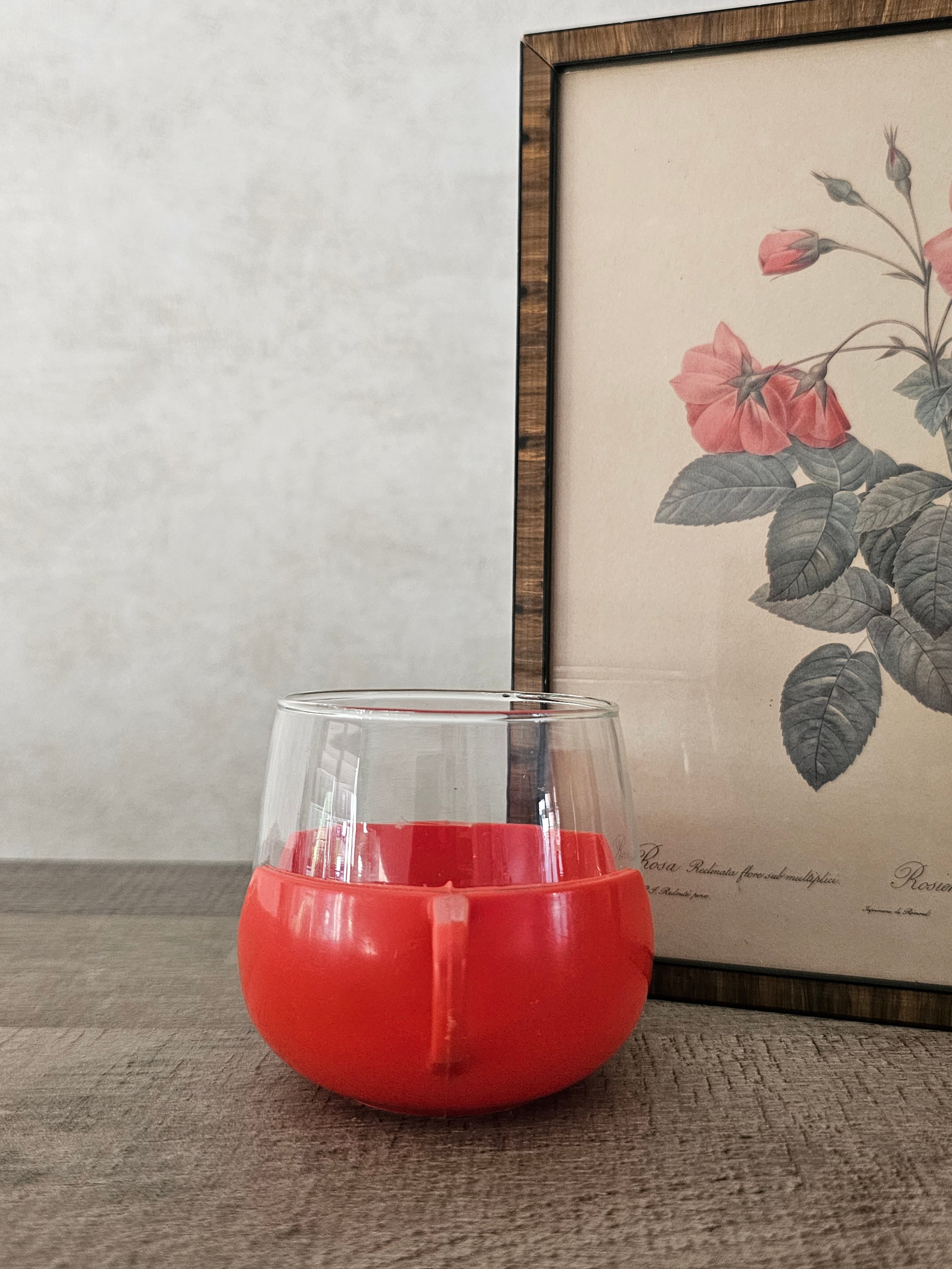 Thee glas in rode houder