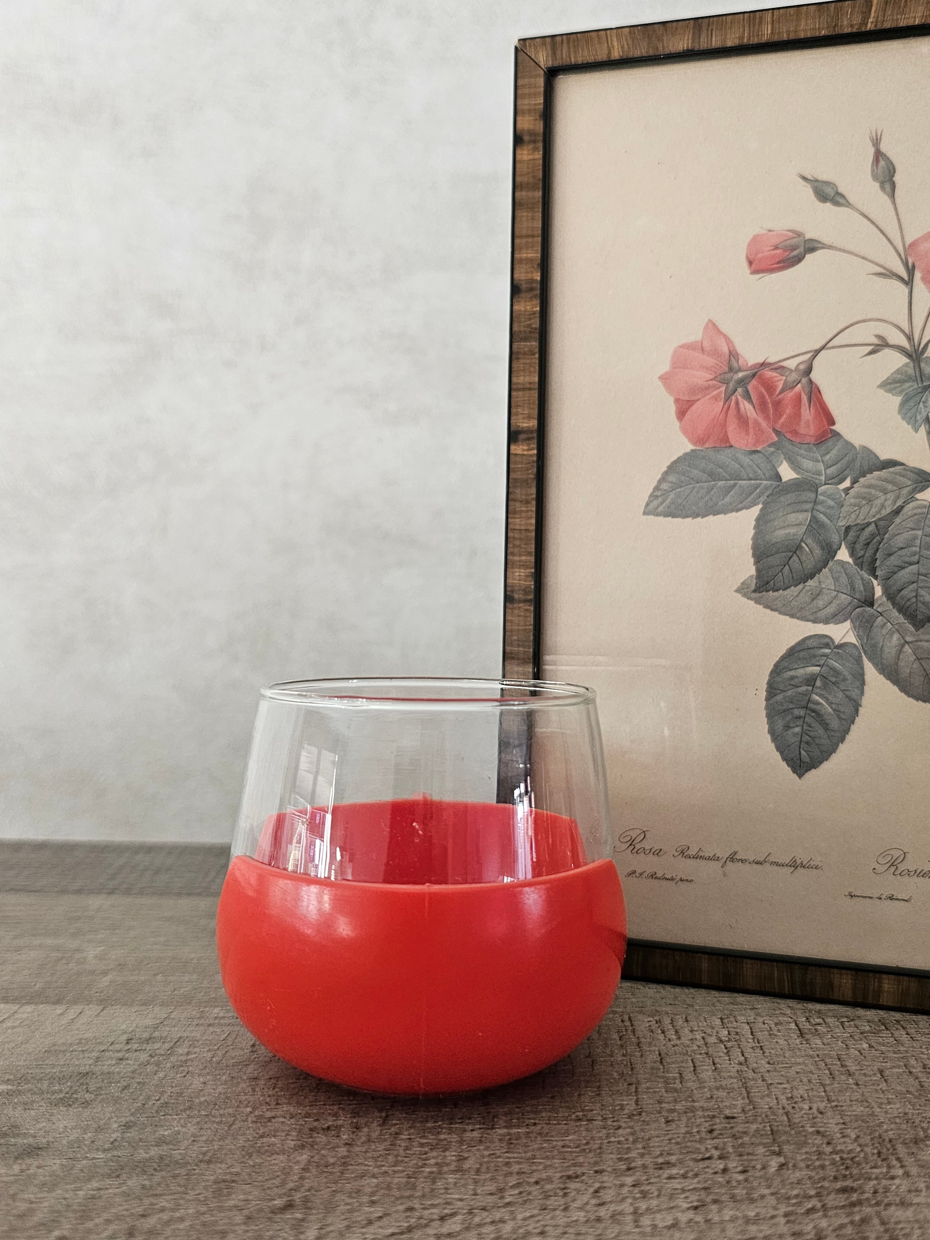 Thee glas in rode houder