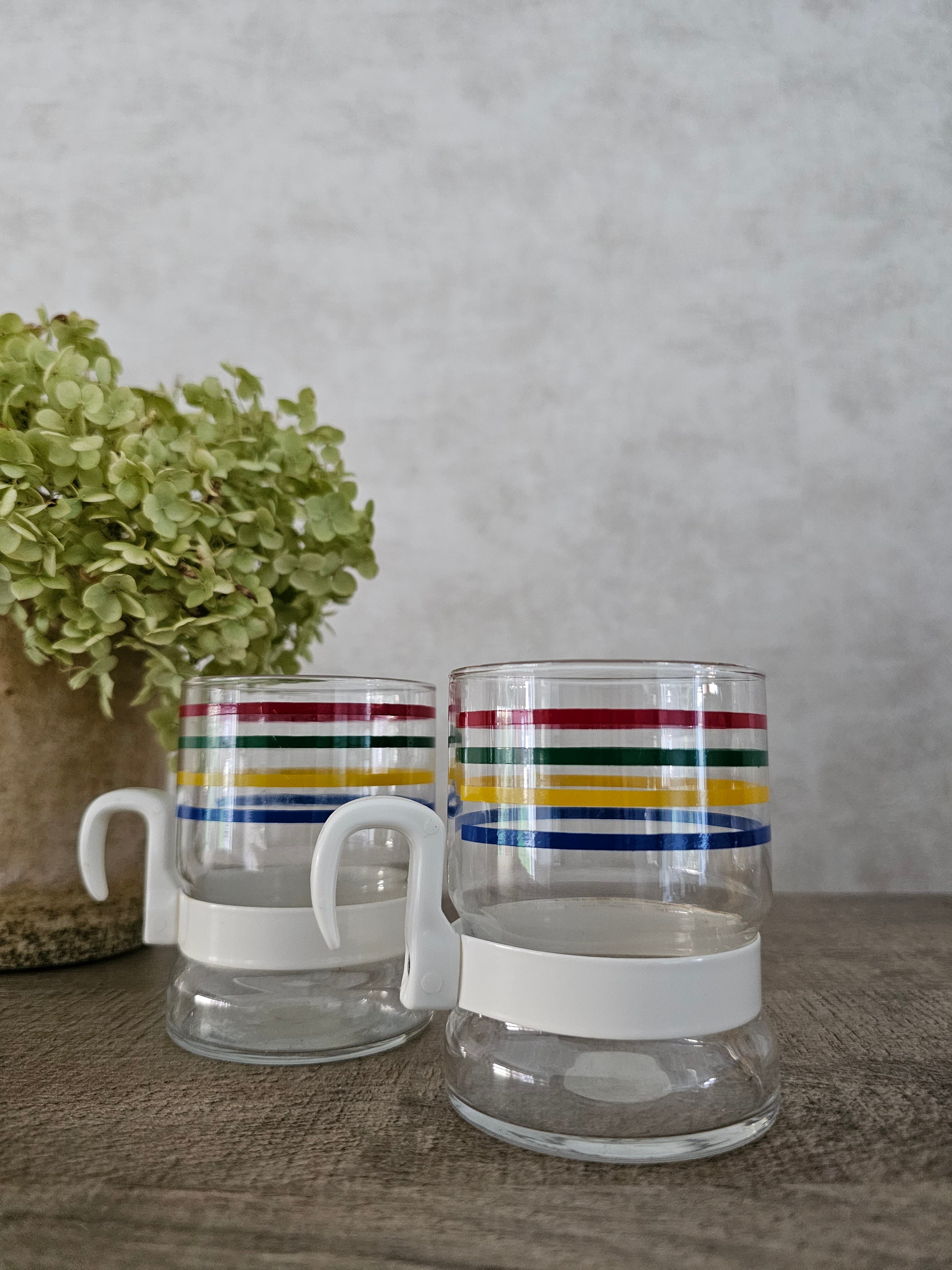 Vintage theeglazen gekleurde strepen