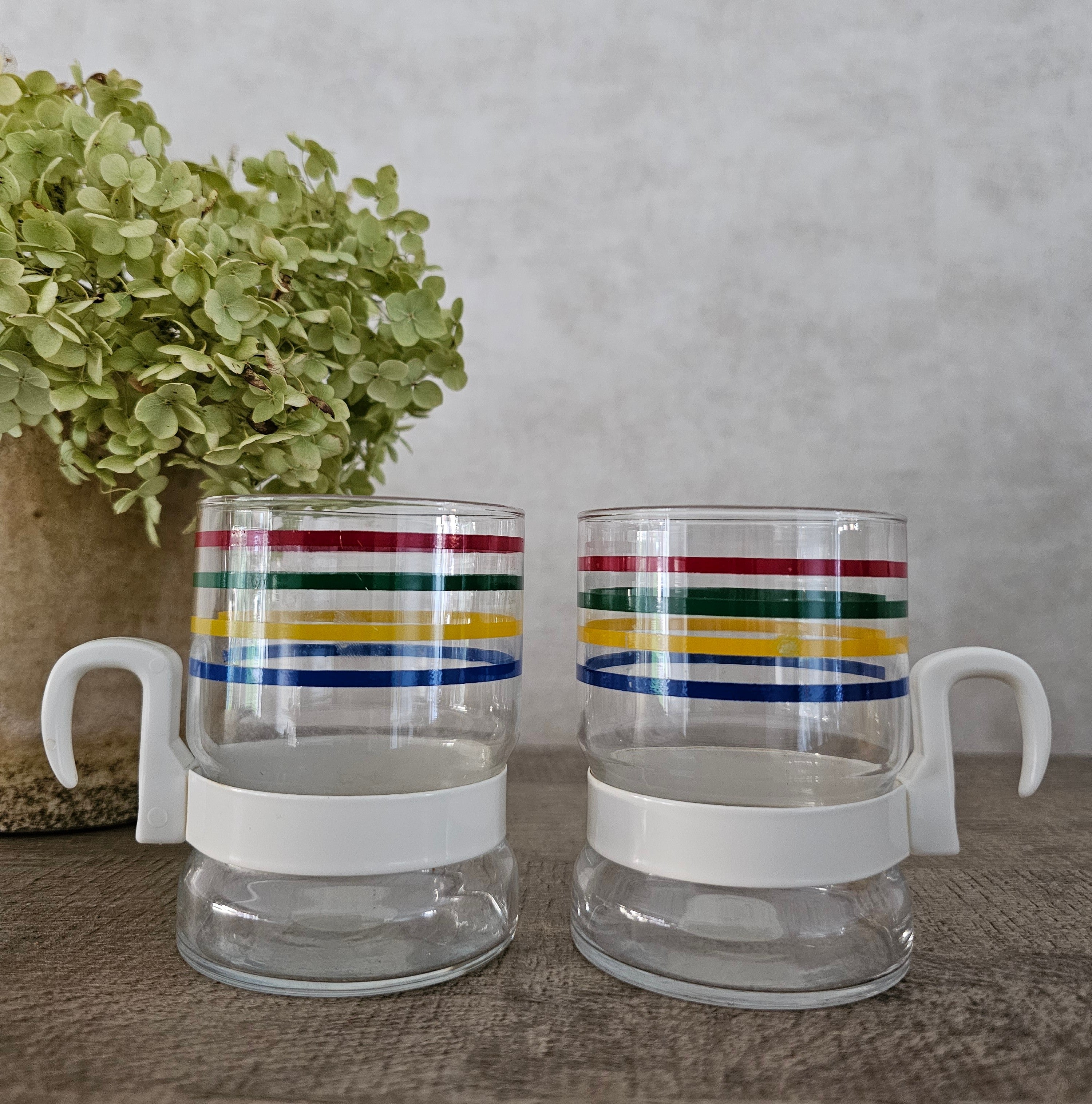 Vintage theeglazen gekleurde strepen