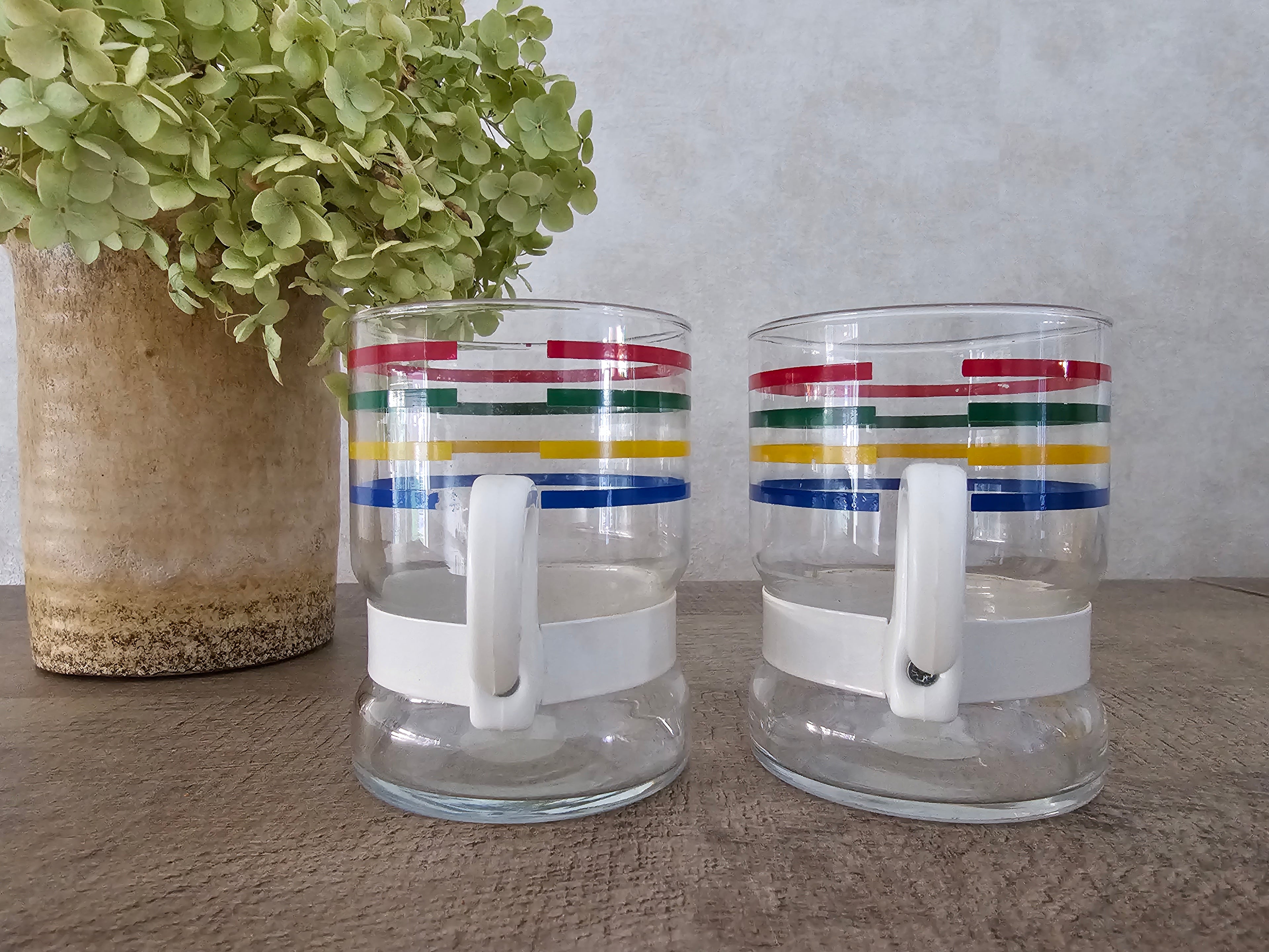 Vintage theeglazen gekleurde strepen