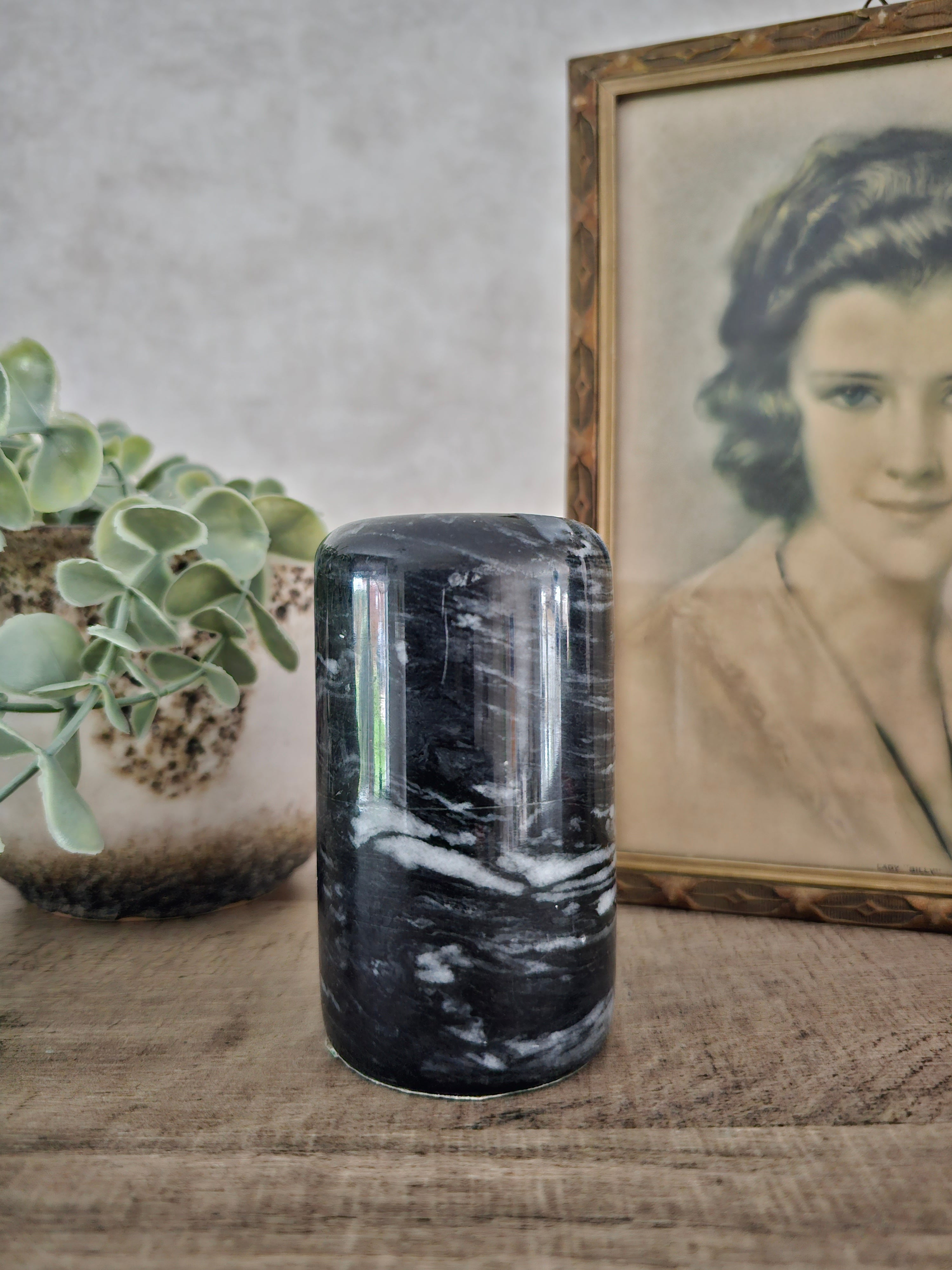 Zwarte marmeren kandelaar