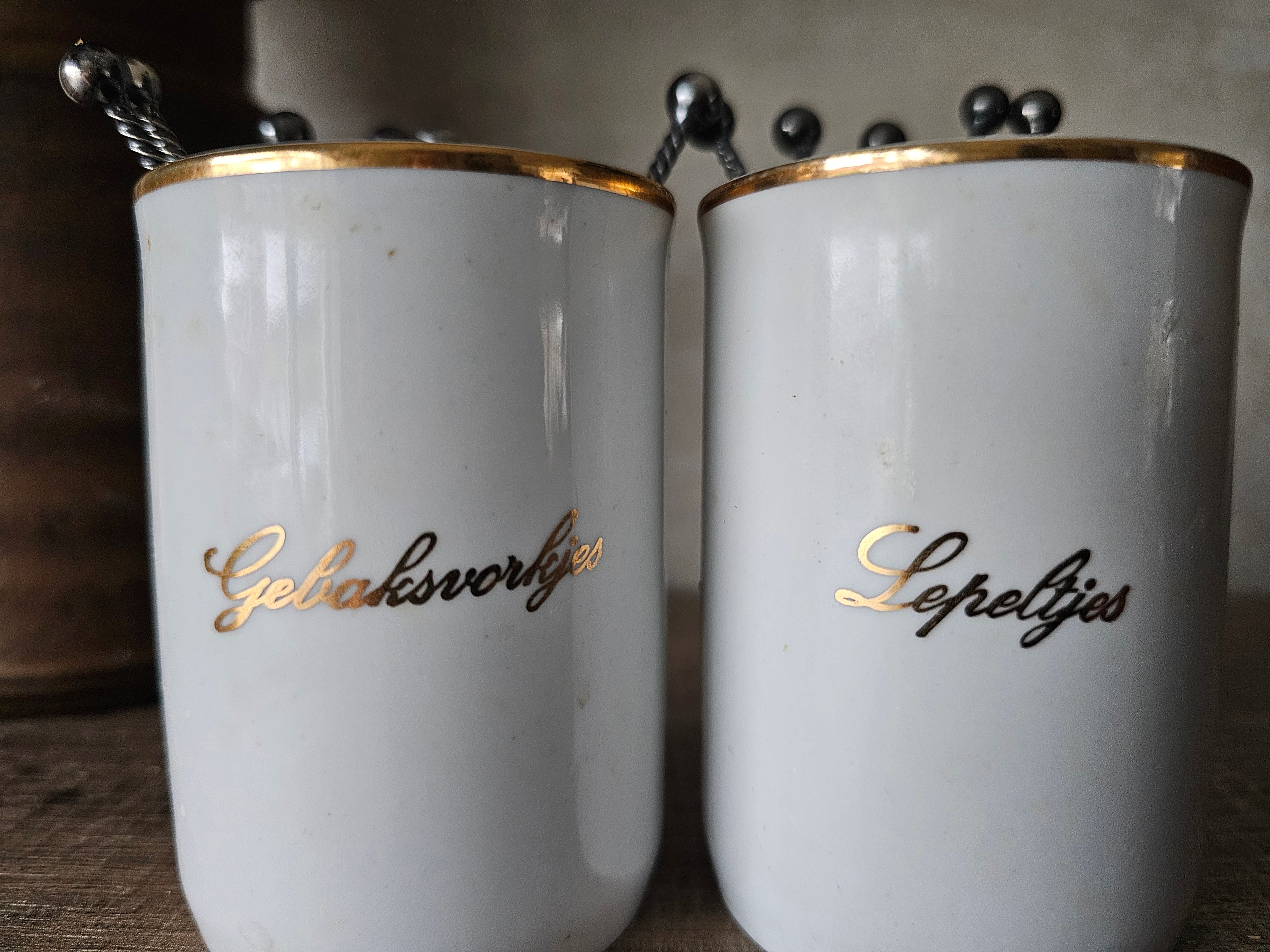 Vintage porseleinen lepel en vorkjes vaasjes