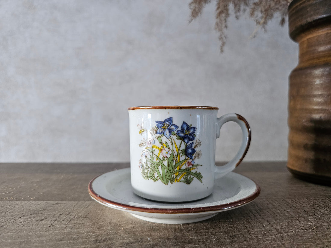 Wildflower kop en schotel blauwe bloemen