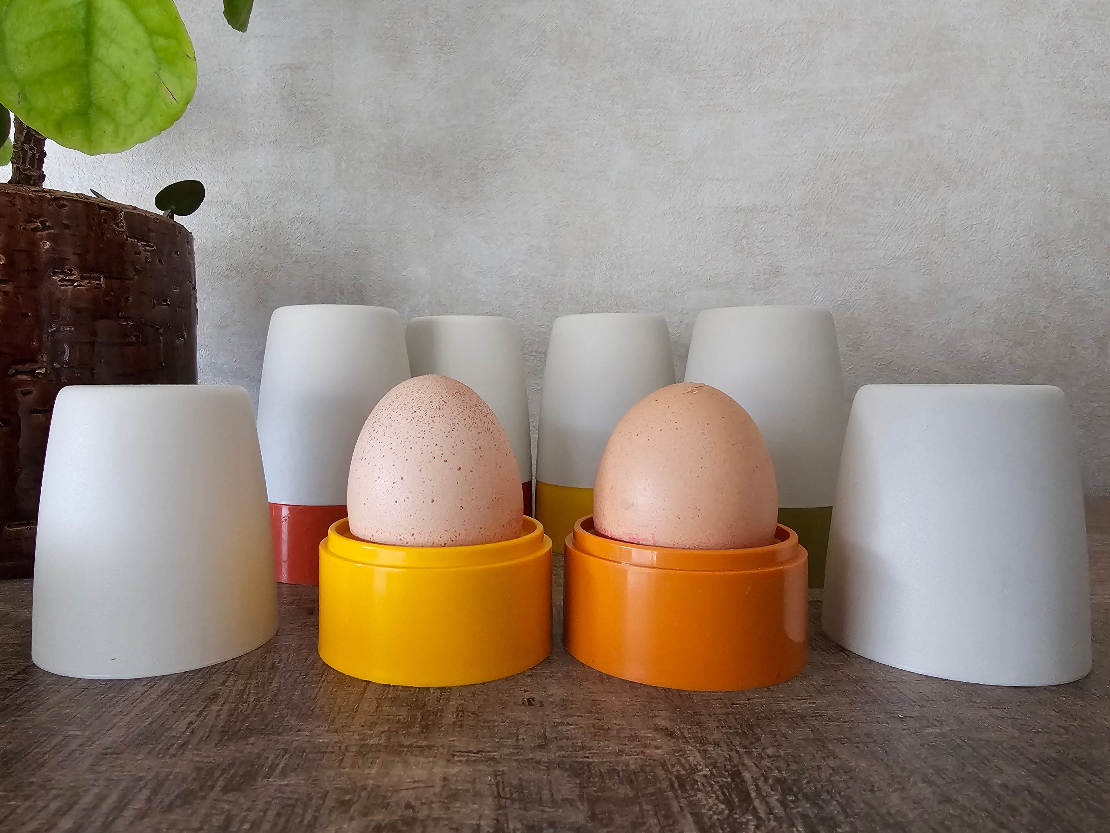 Tupperware eierdopjes gekleurd