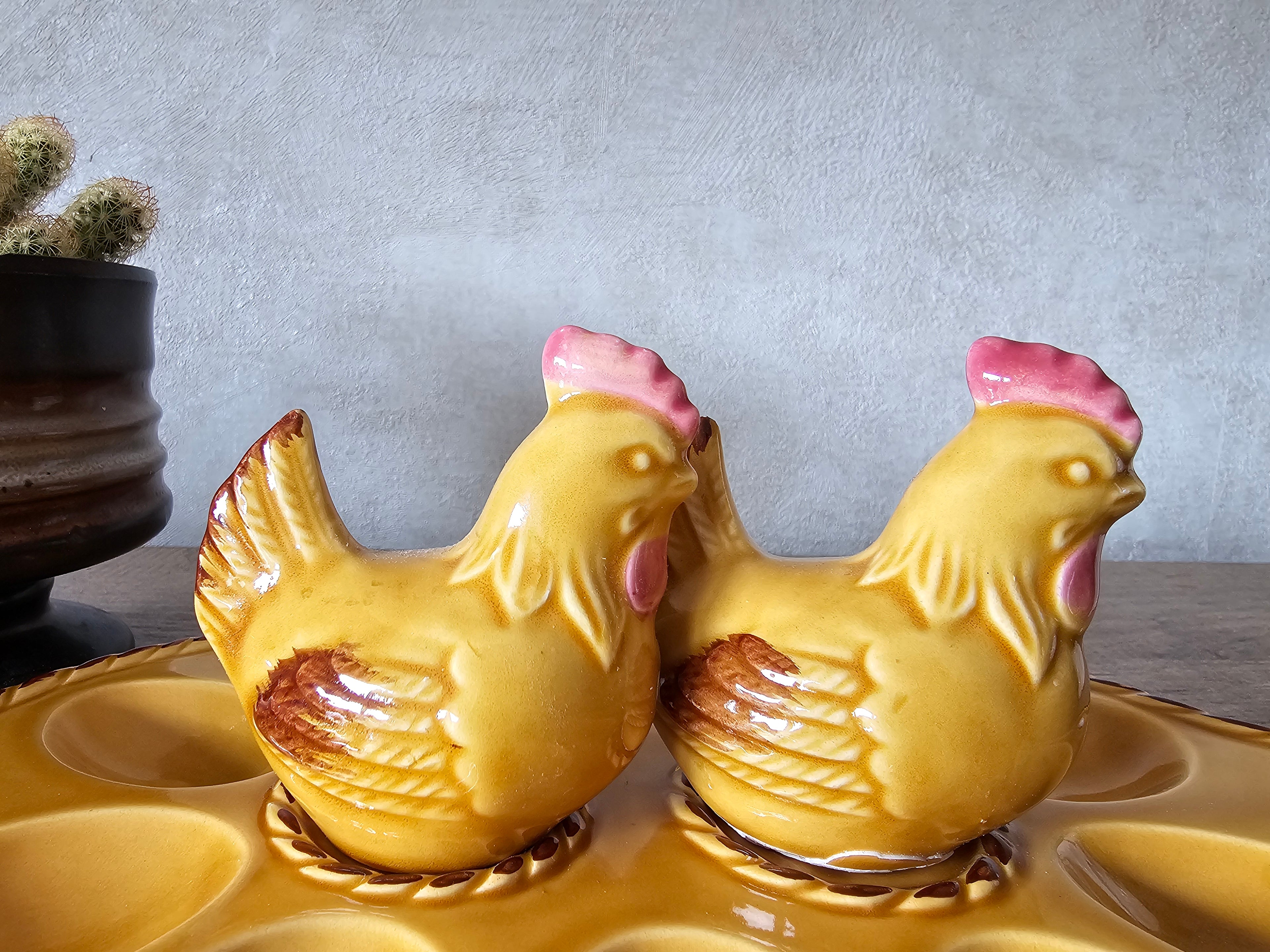 Eierbord met peper en zout kippen