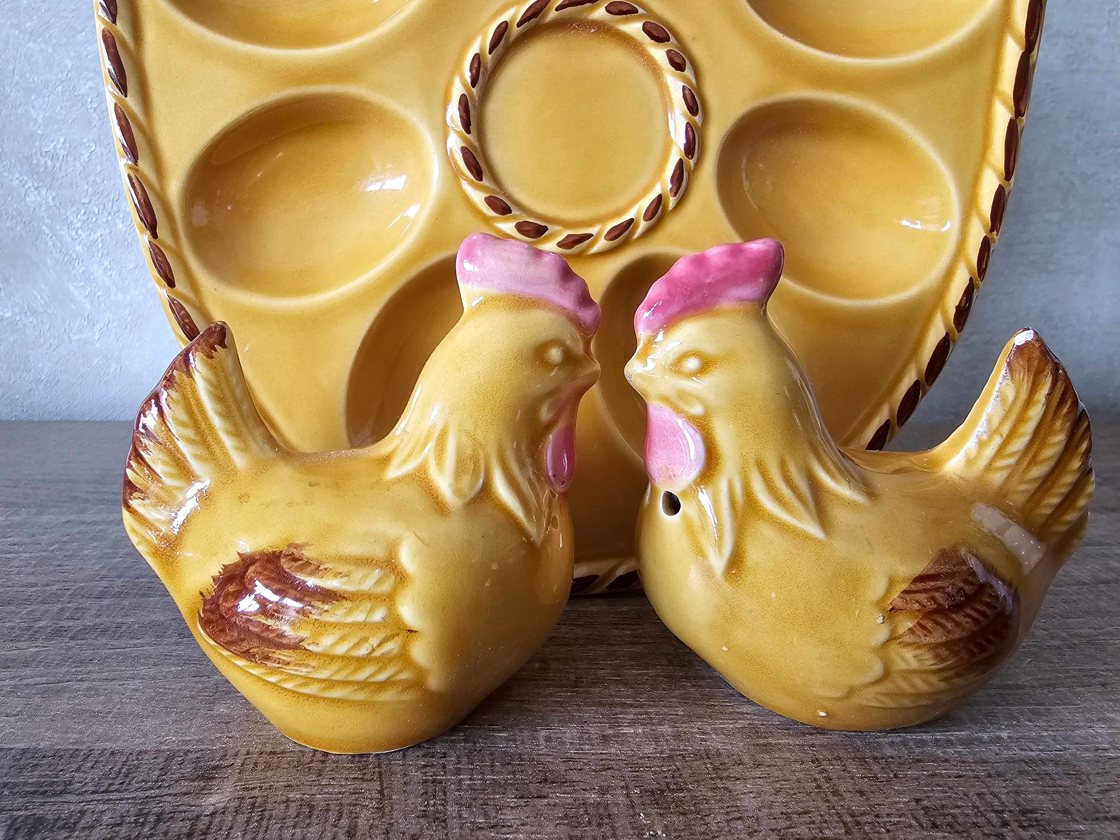 Eierbord met peper en zout kippen