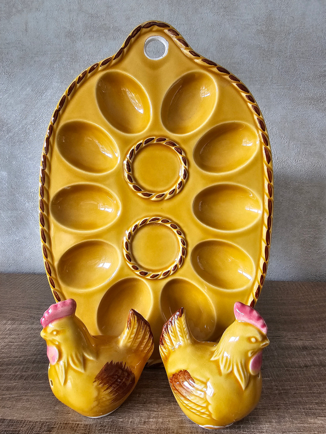 Eierbord met peper en zout kippen