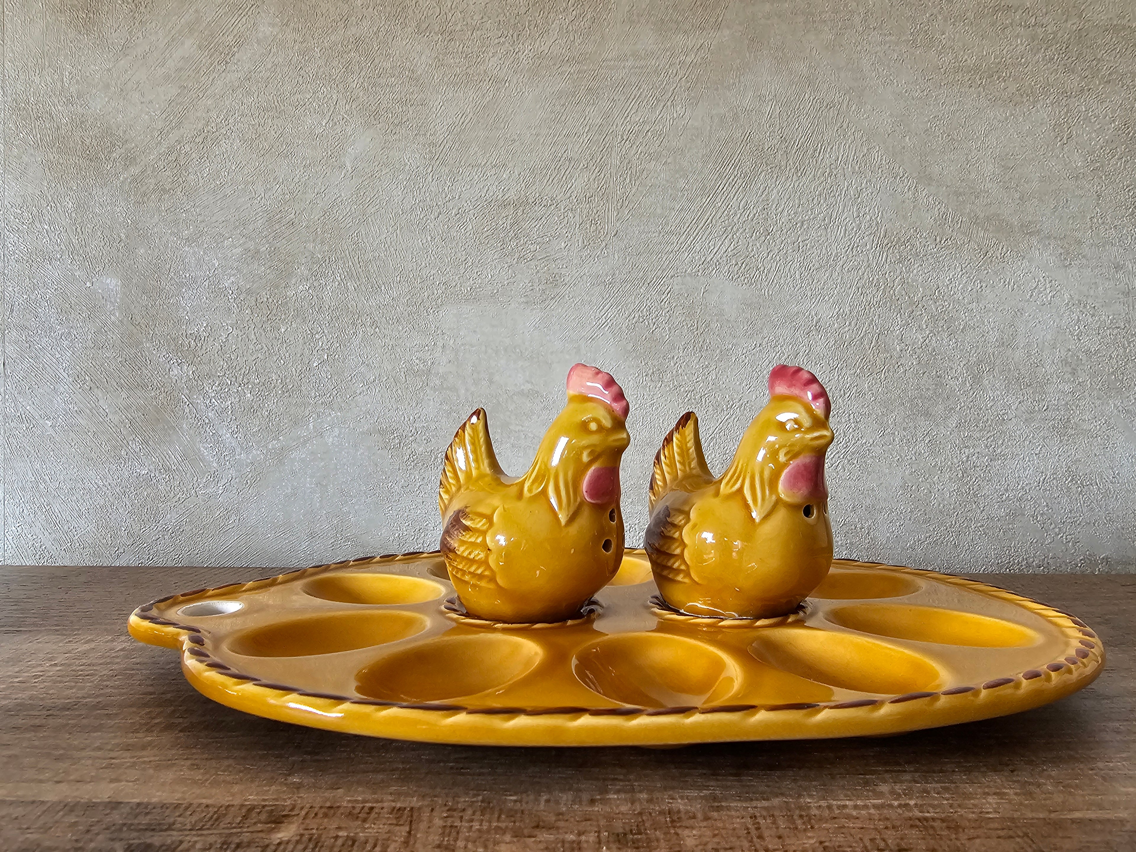 Eierbord met peper en zout kippen