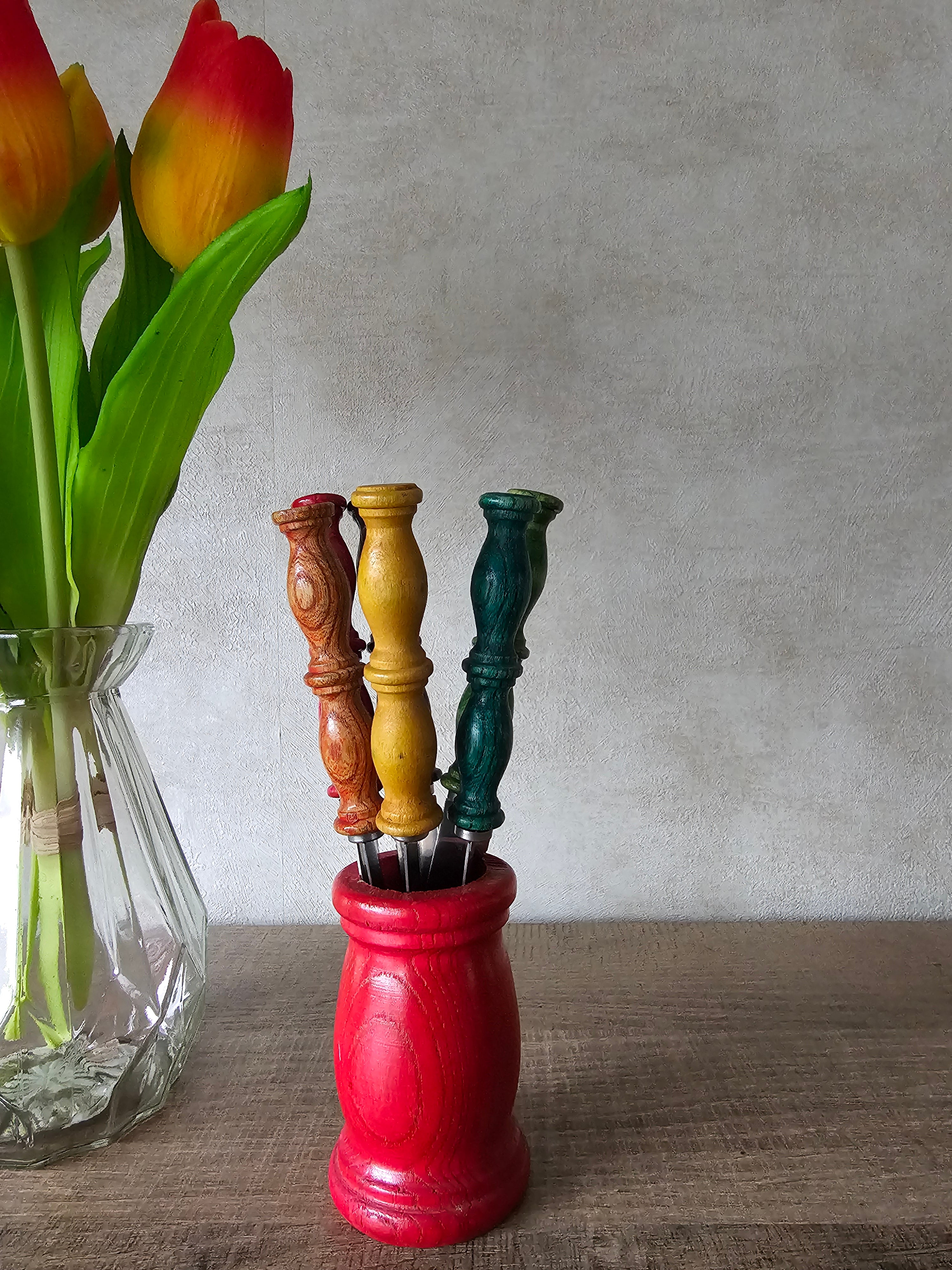 Vintage mesjes met gekleurde houten handvat