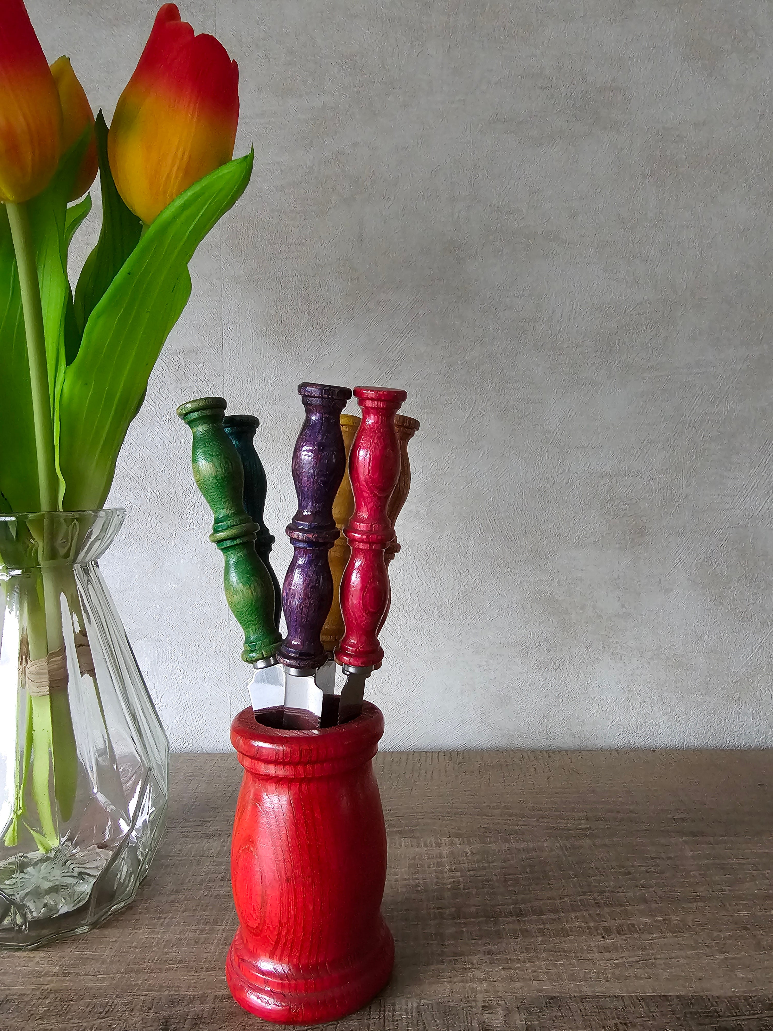 Vintage mesjes met gekleurde houten handvat