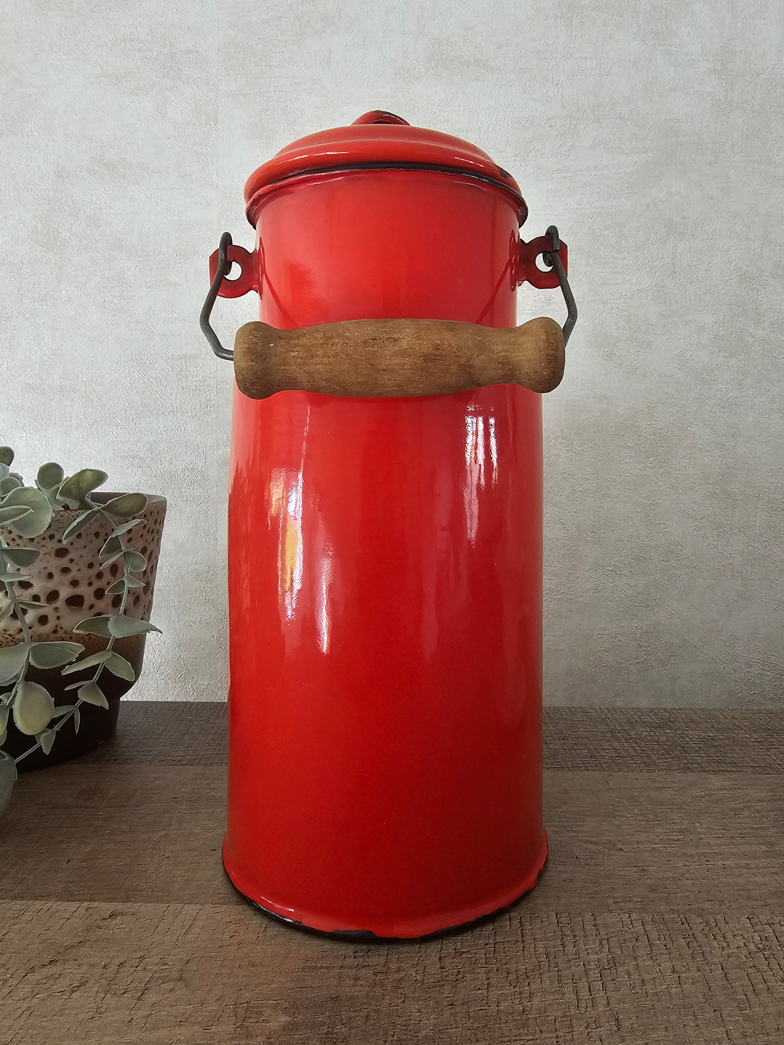 Rode emaille melkbus