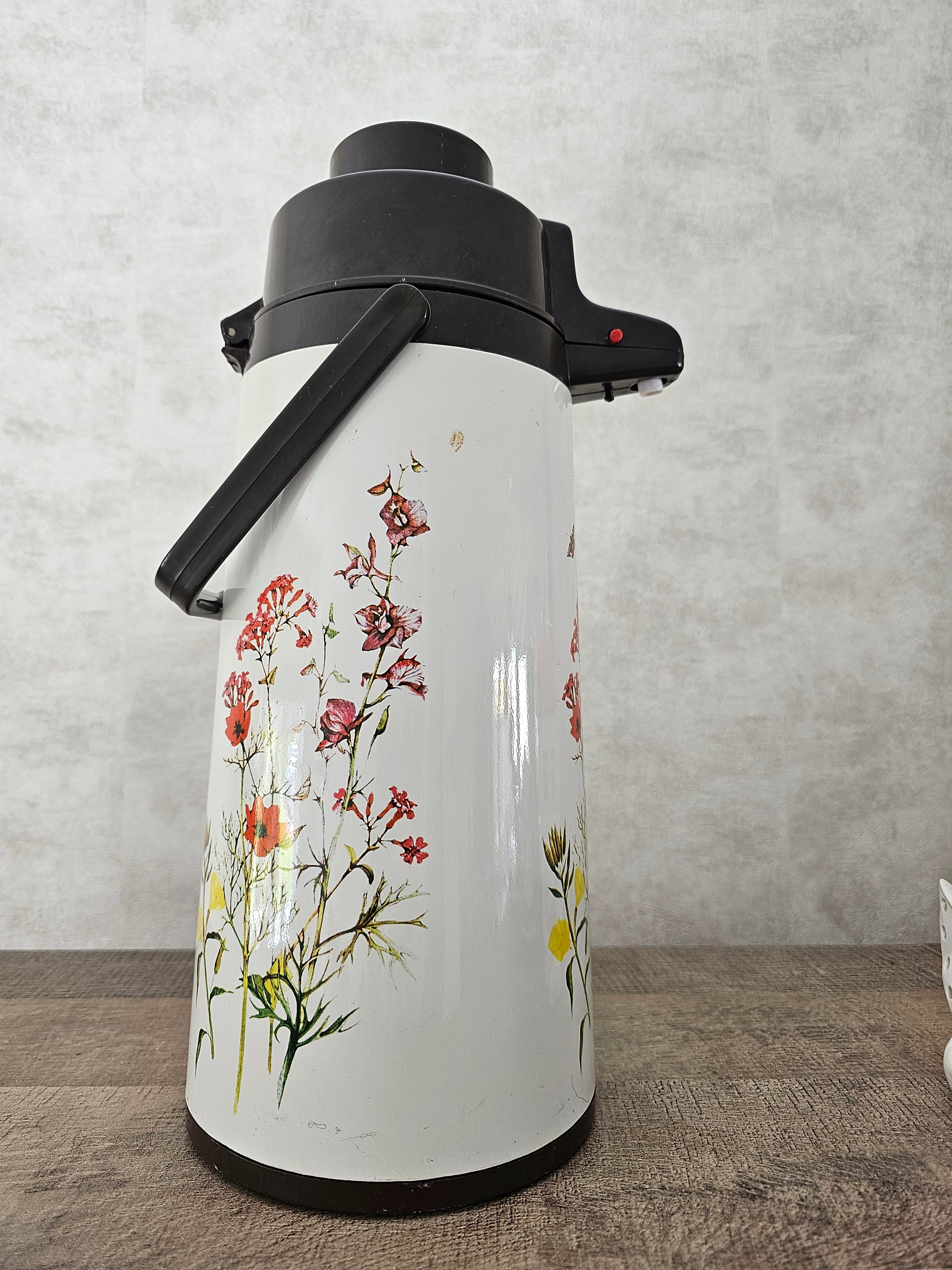 Vintage thermoskan wilde bloemen