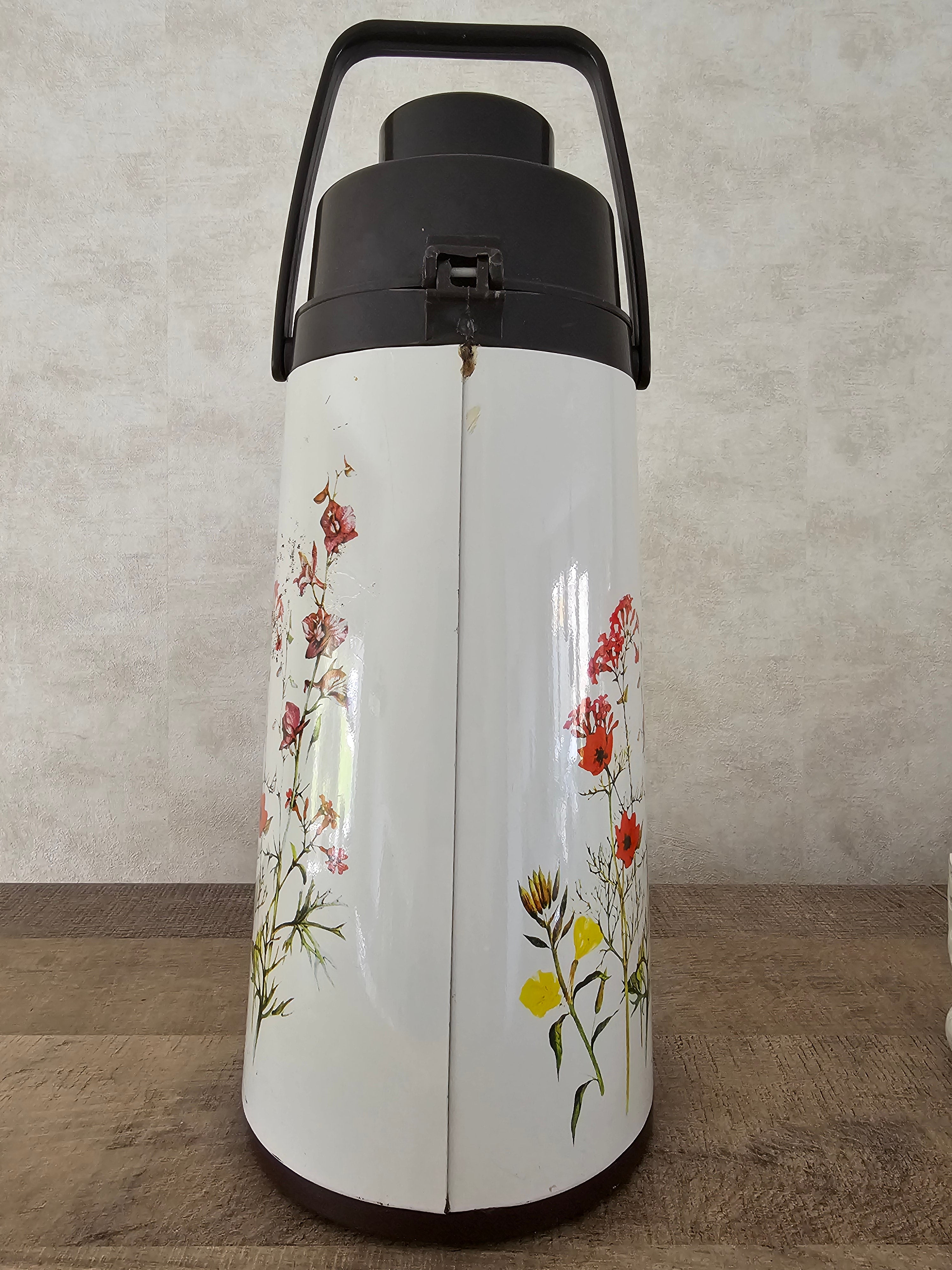 Vintage thermoskan wilde bloemen