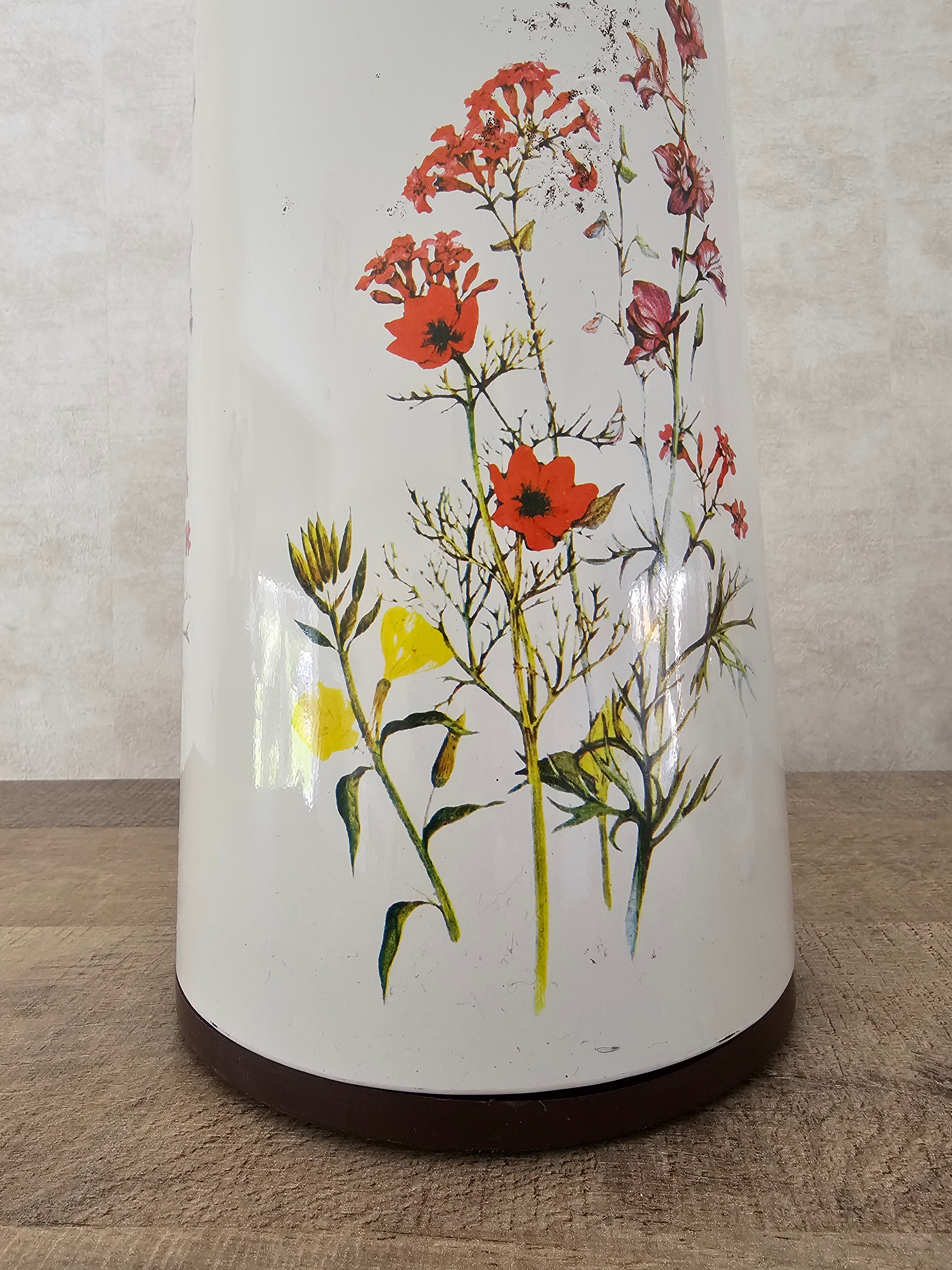 Vintage thermoskan wilde bloemen