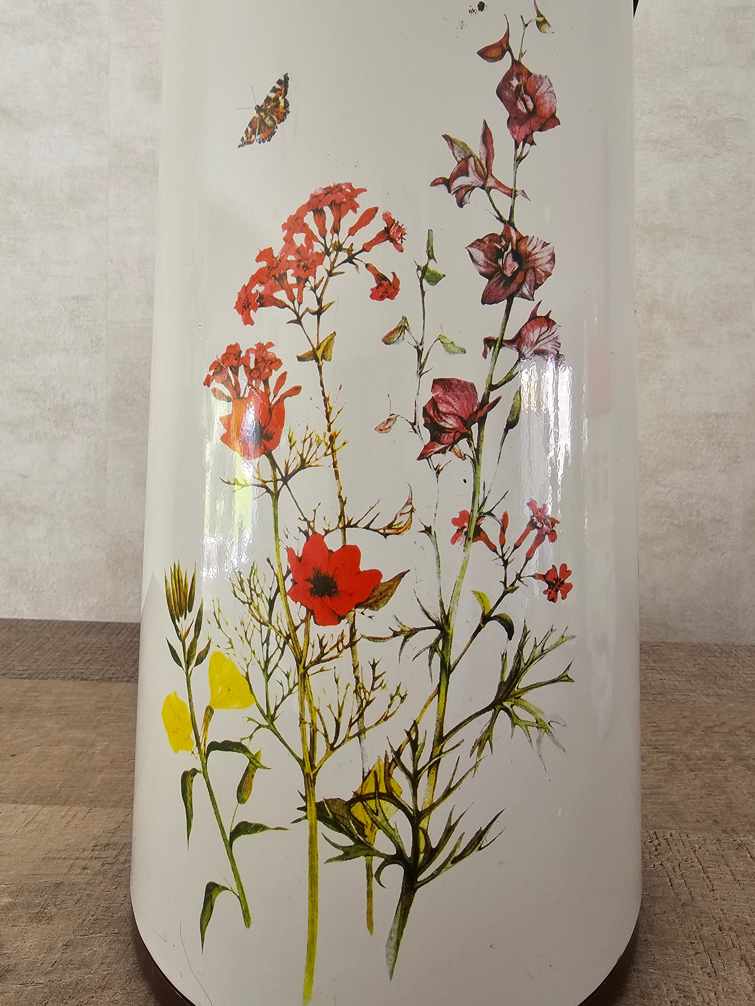 Vintage thermoskan wilde bloemen