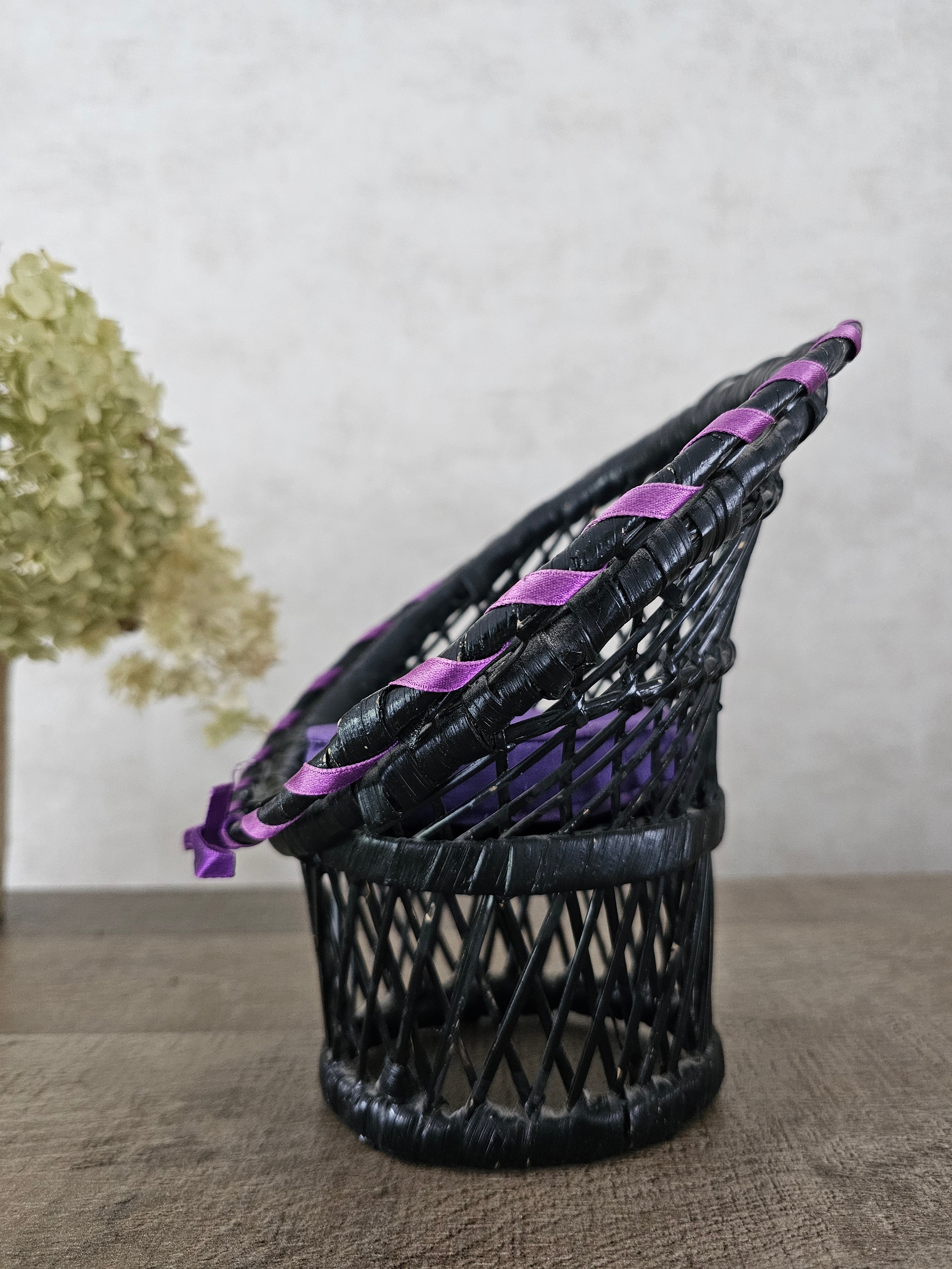 Zwart rotan poppenstoel kuipstoel