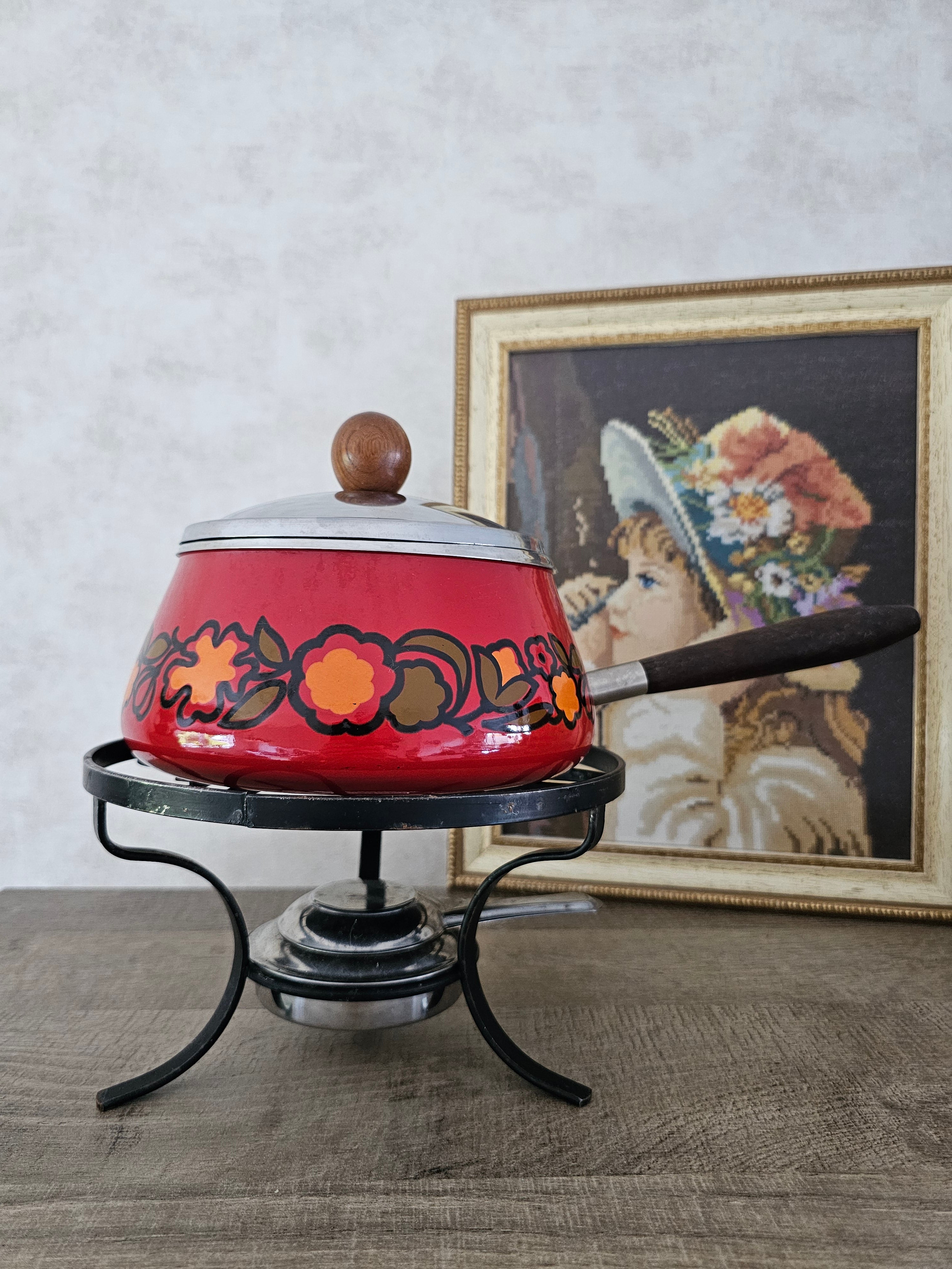 Vintage fonduepan met bloemen