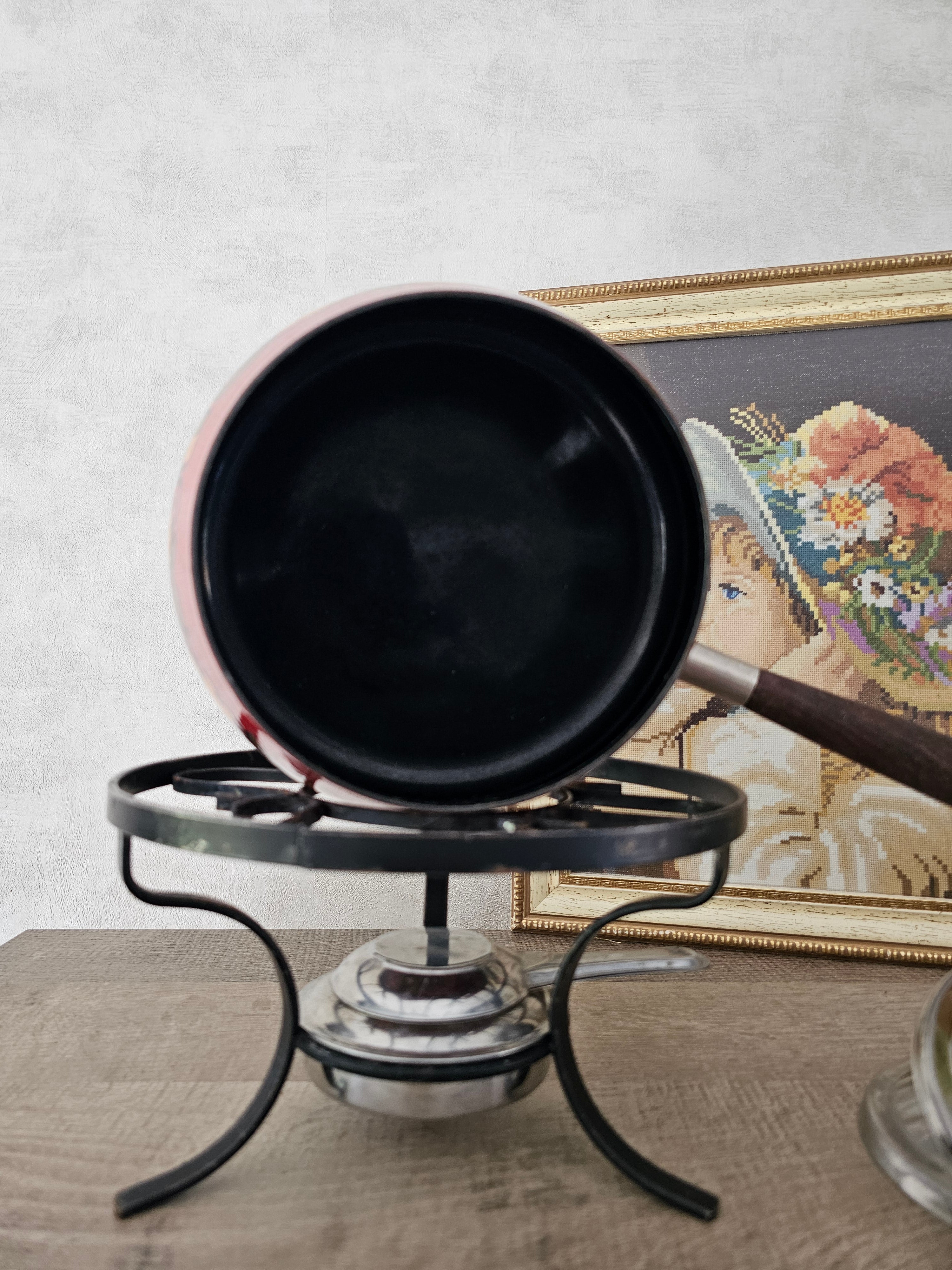 Vintage fonduepan met bloemen