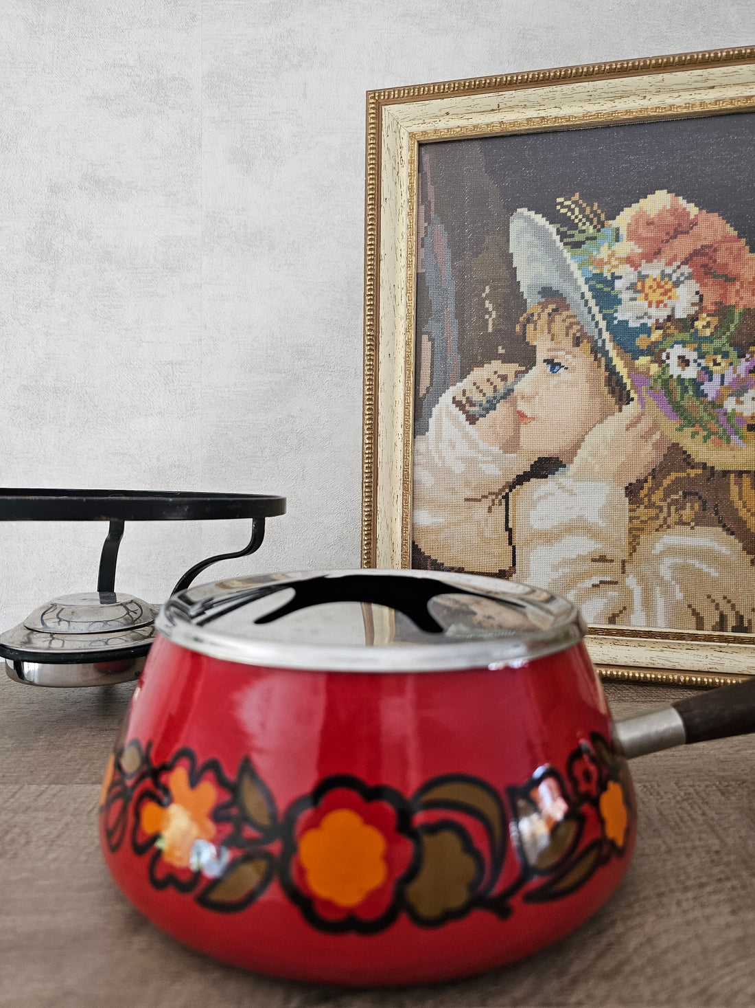 Vintage fonduepan met bloemen