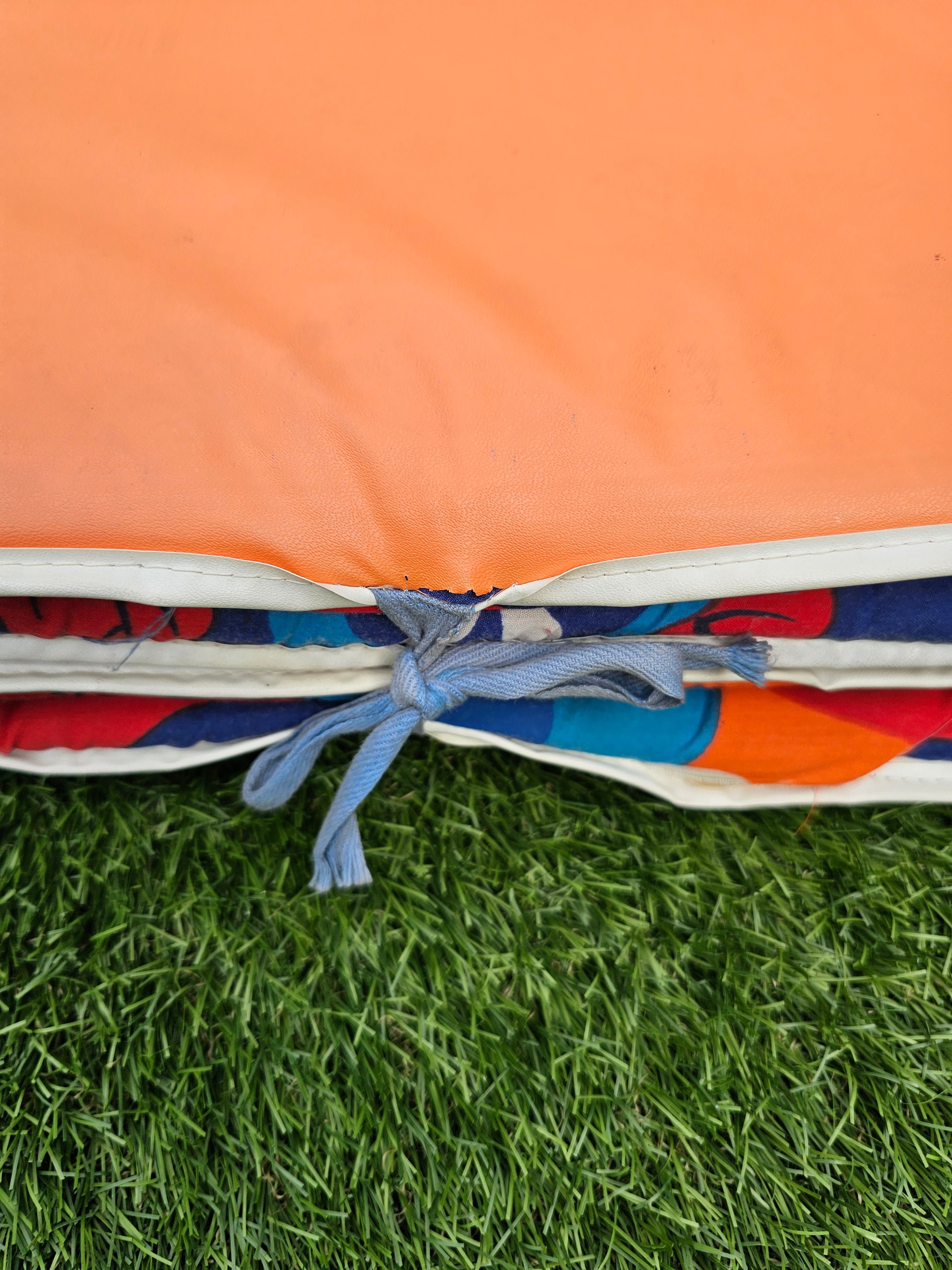 Vintage jaren 70 ligbed kussen oranje blauw gebloemd