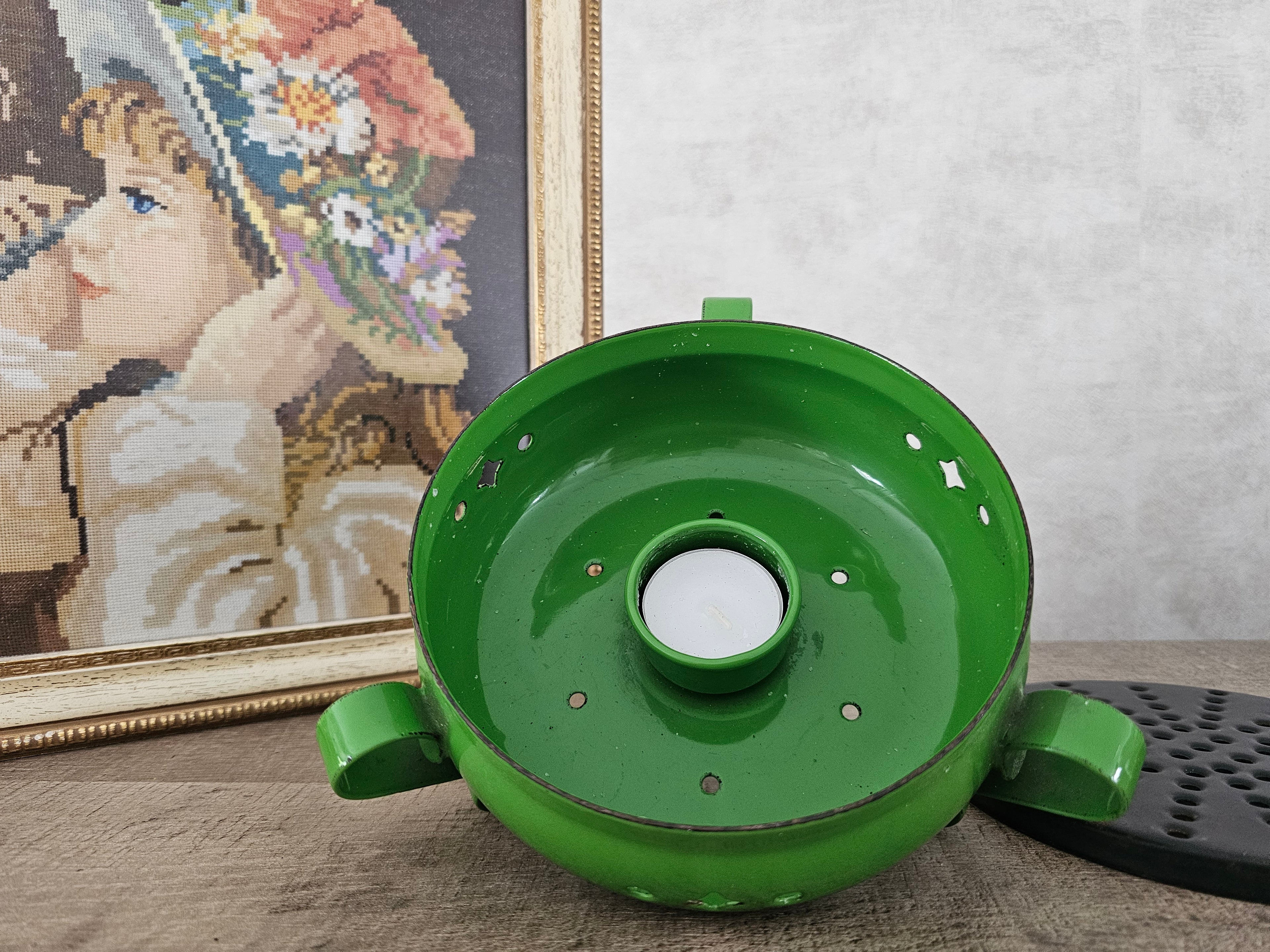 Groen emaille warmhoudplaatje