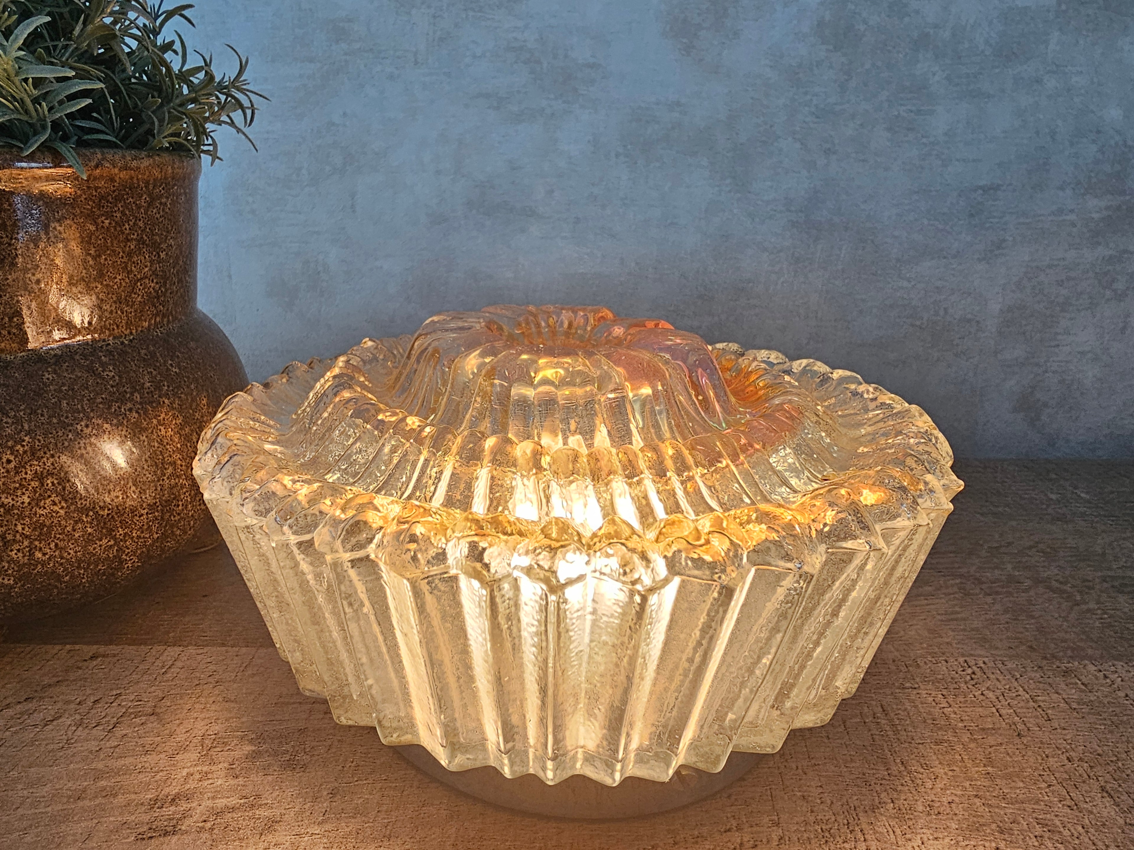 Plafondlamp glazen gouden sunburst 1960