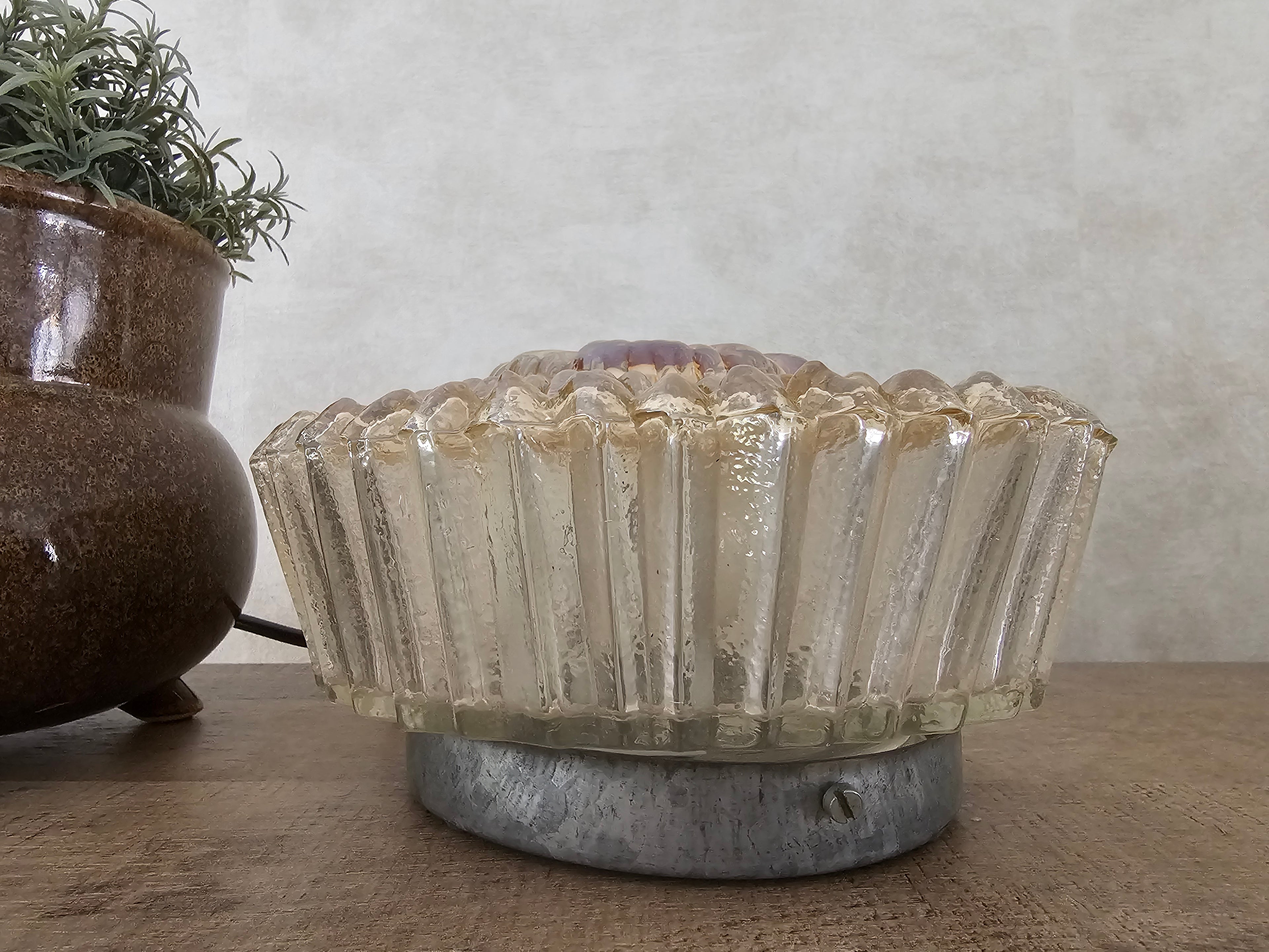 Plafondlamp glazen gouden sunburst 1960