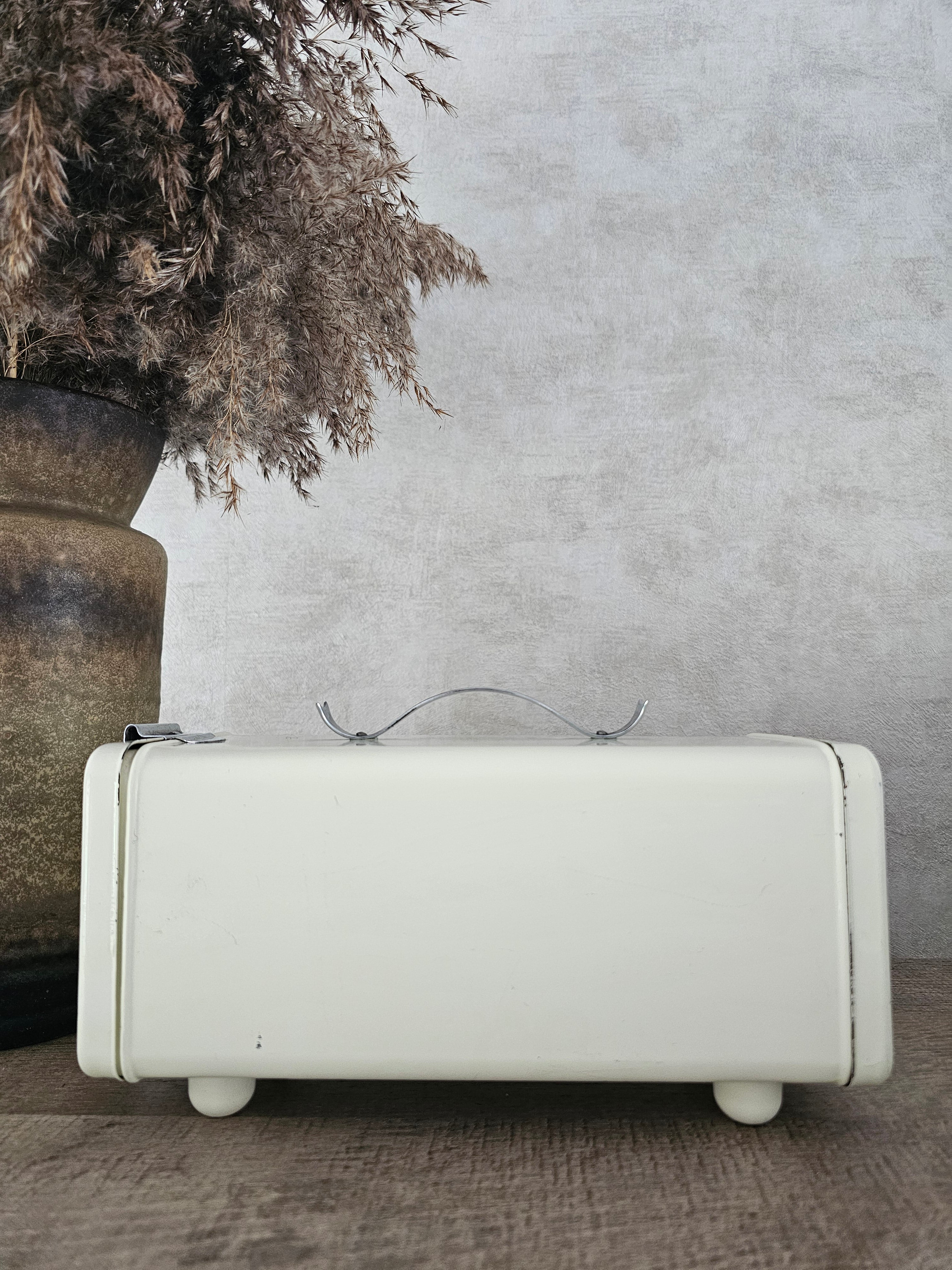 Vintage (ontbijt)koekblik op pootjes