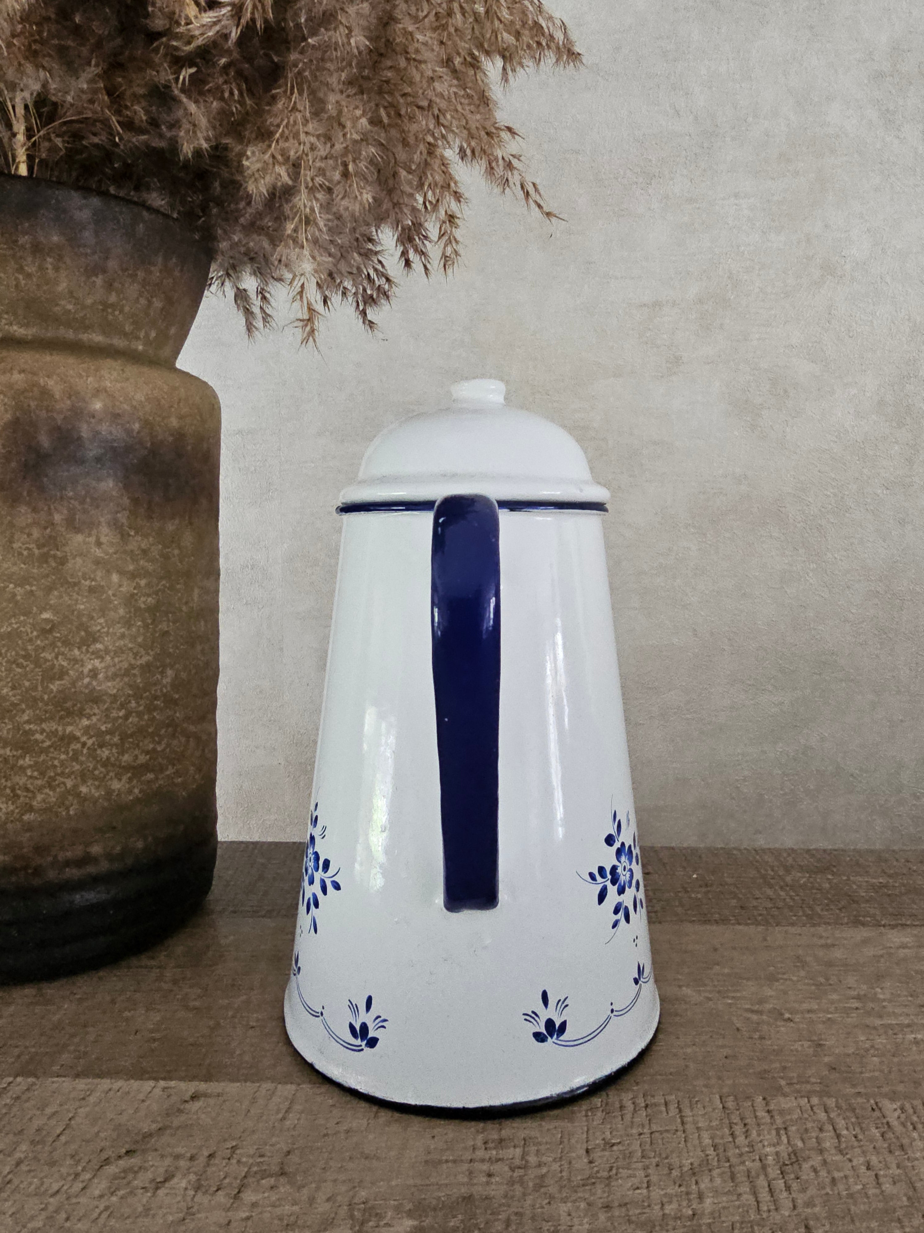 Emaille witte grote koffiepot met blauwe bloemen