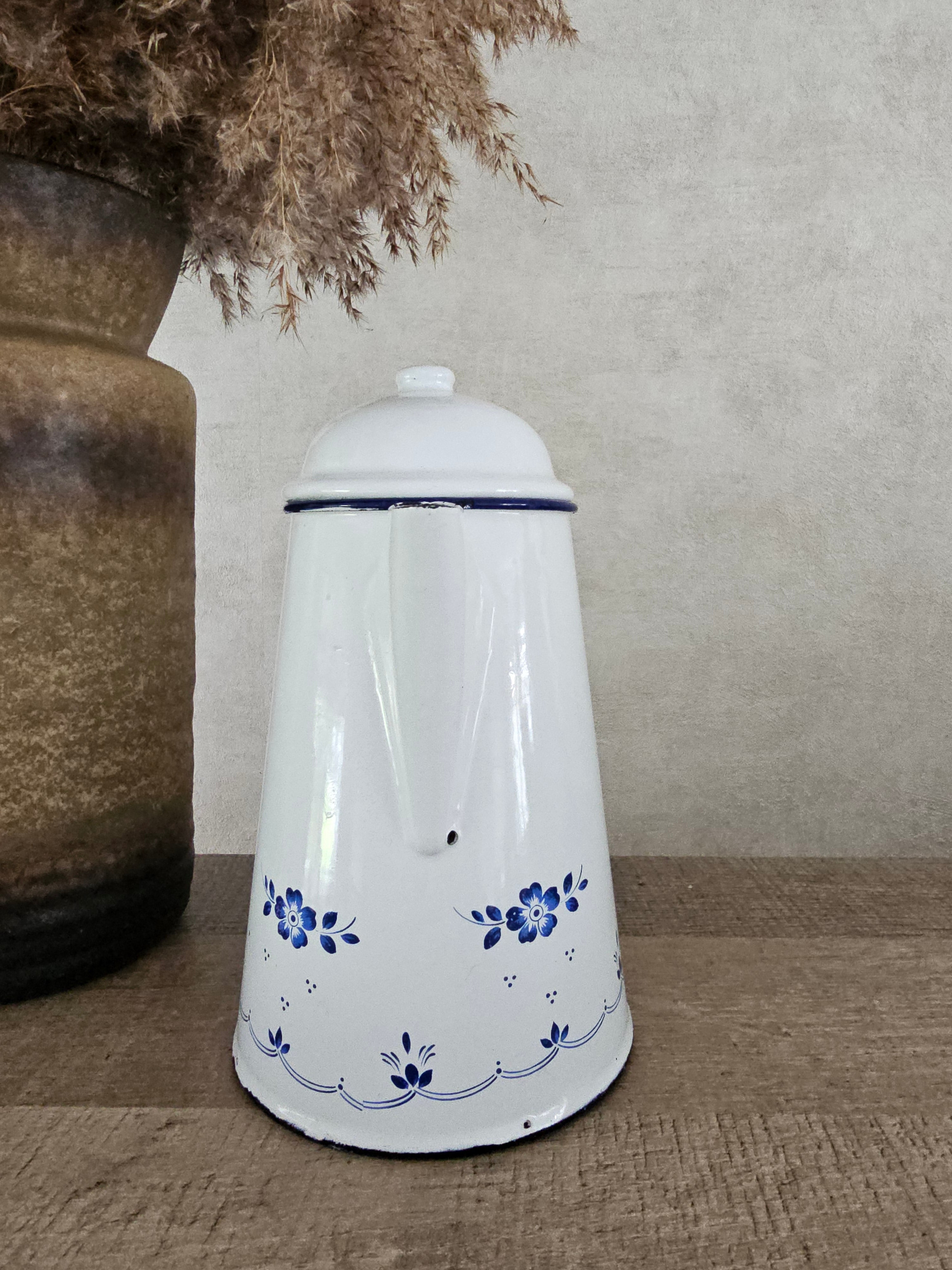 Emaille witte grote koffiepot met blauwe bloemen