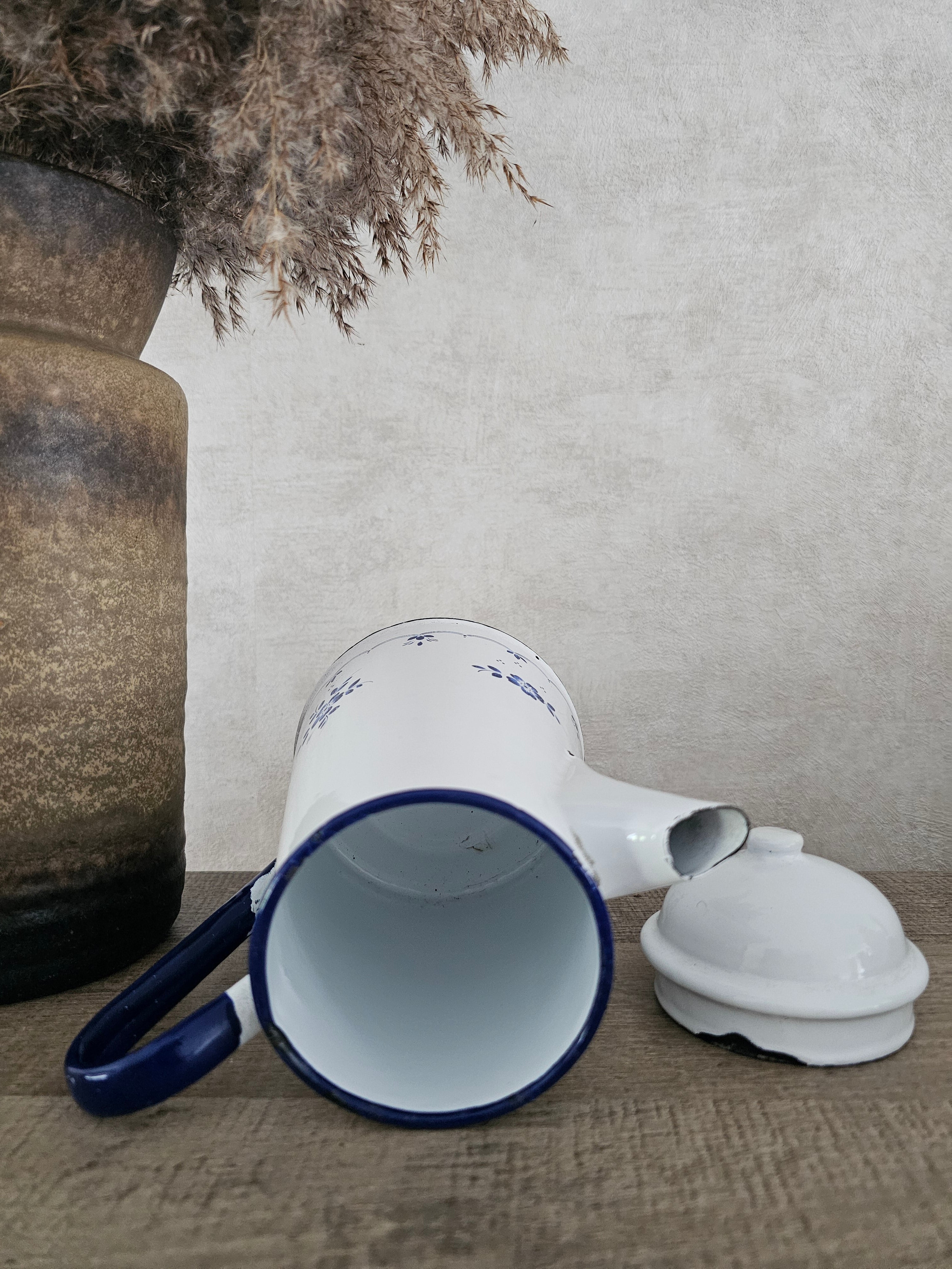 Emaille witte grote koffiepot met blauwe bloemen