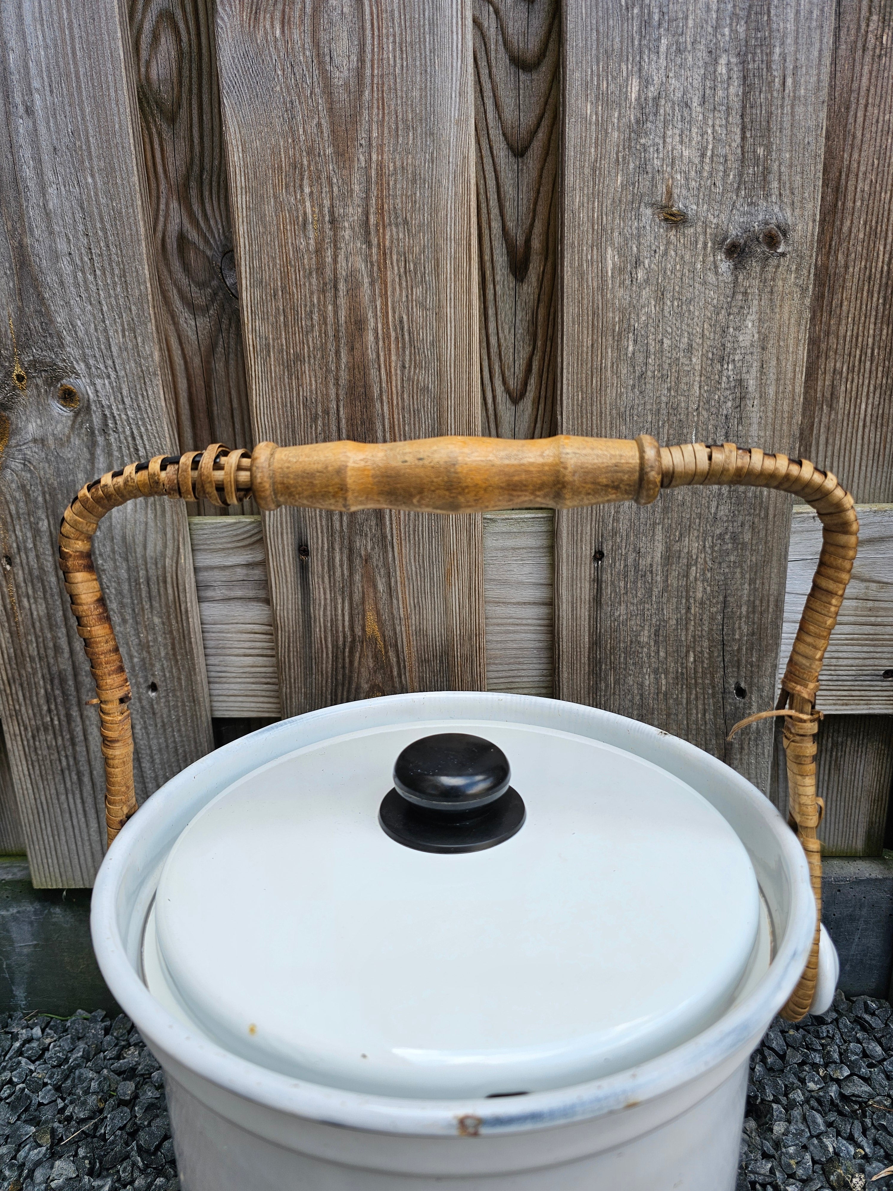 Witte emaille emmer met deksel