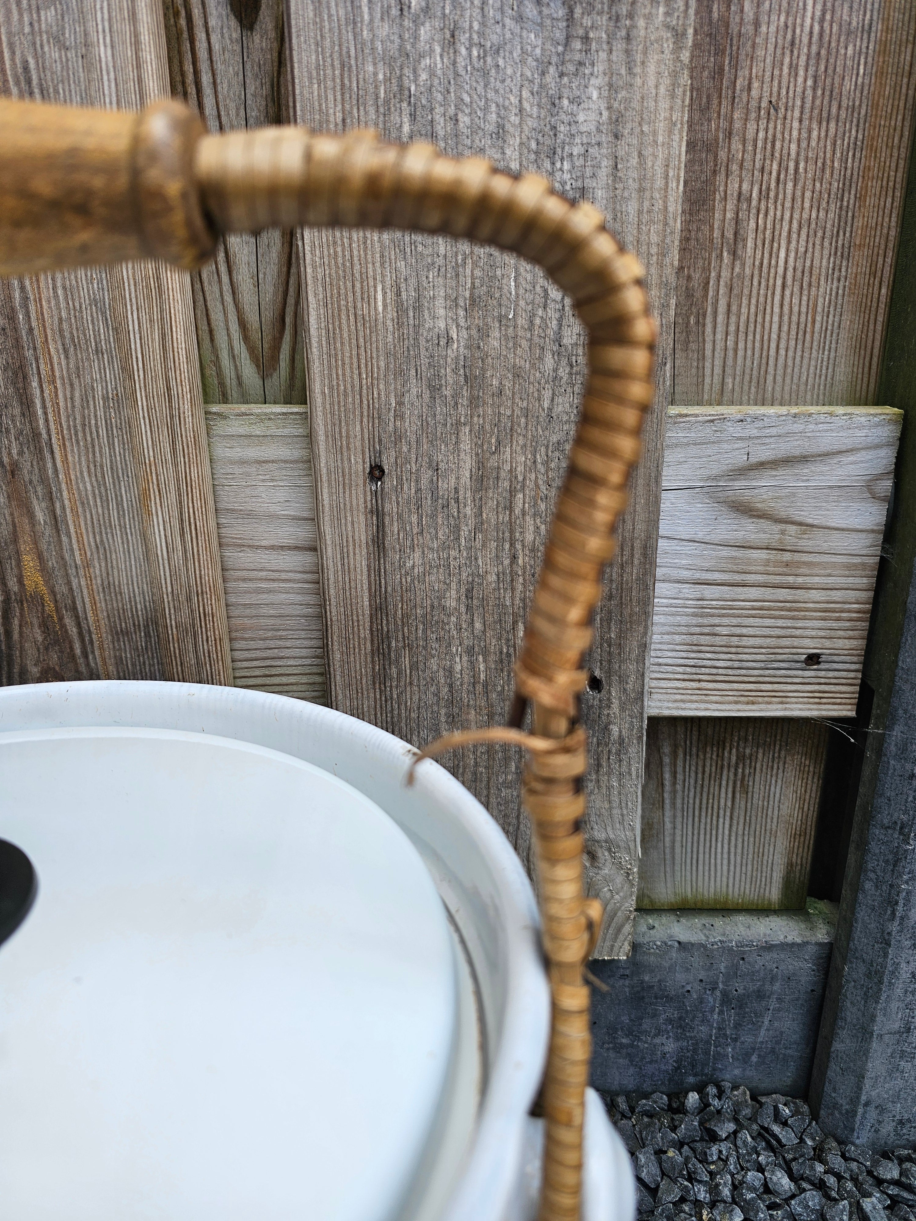 Witte emaille emmer met deksel