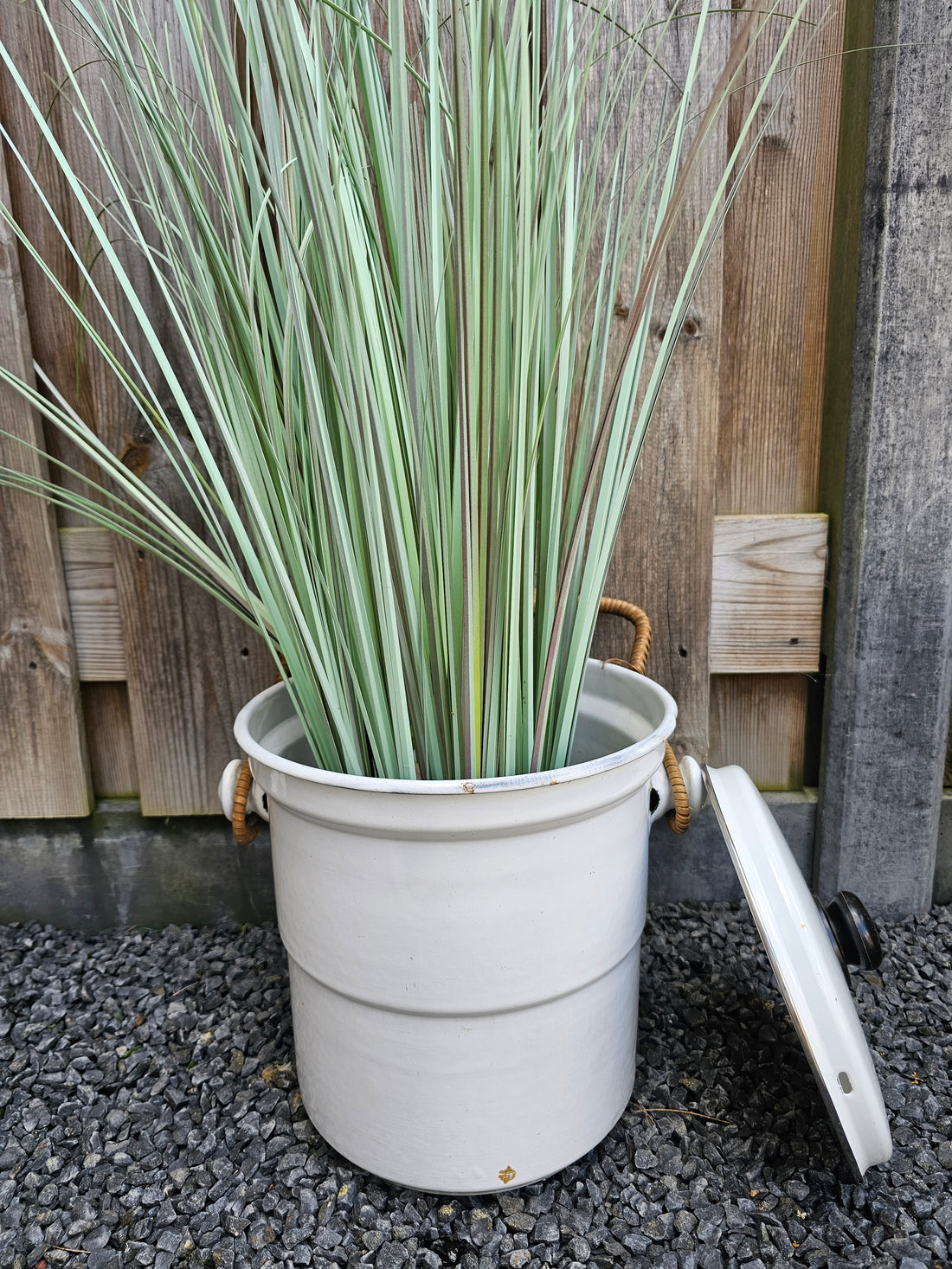 Witte emaille emmer met deksel