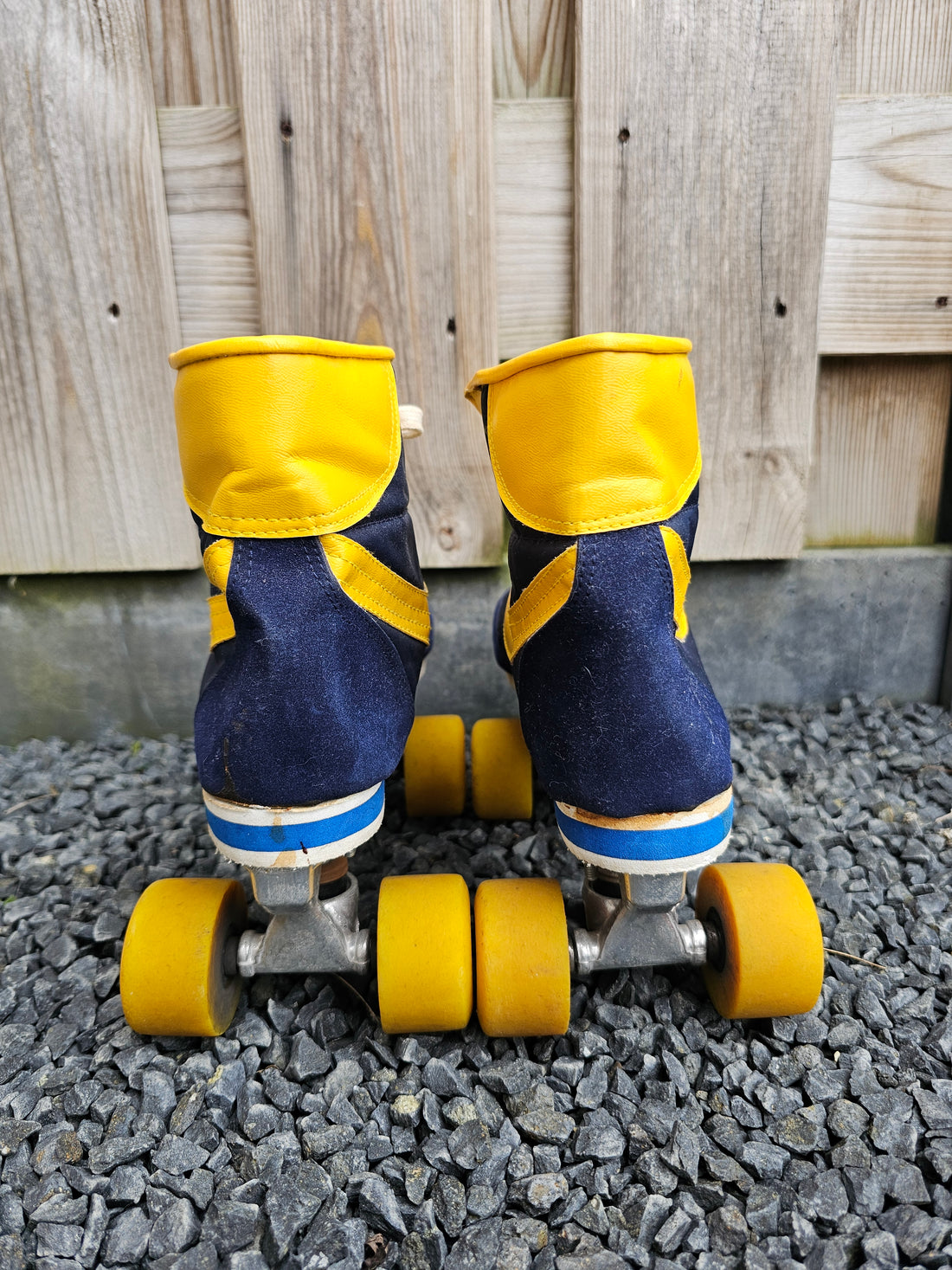 Jaren 80 rolschaatsen blauw geel maat 40