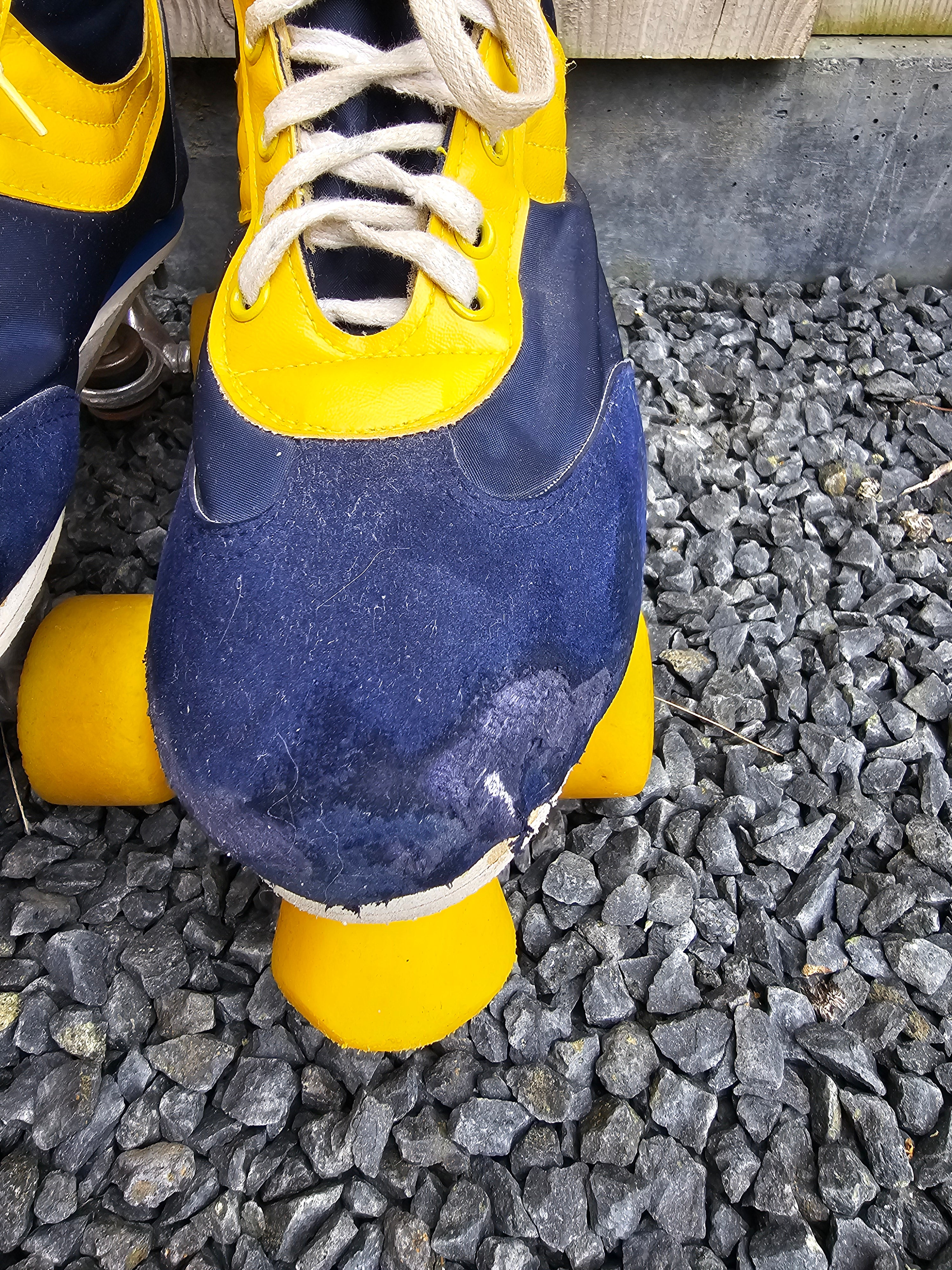 Jaren 80 rolschaatsen blauw geel maat 40
